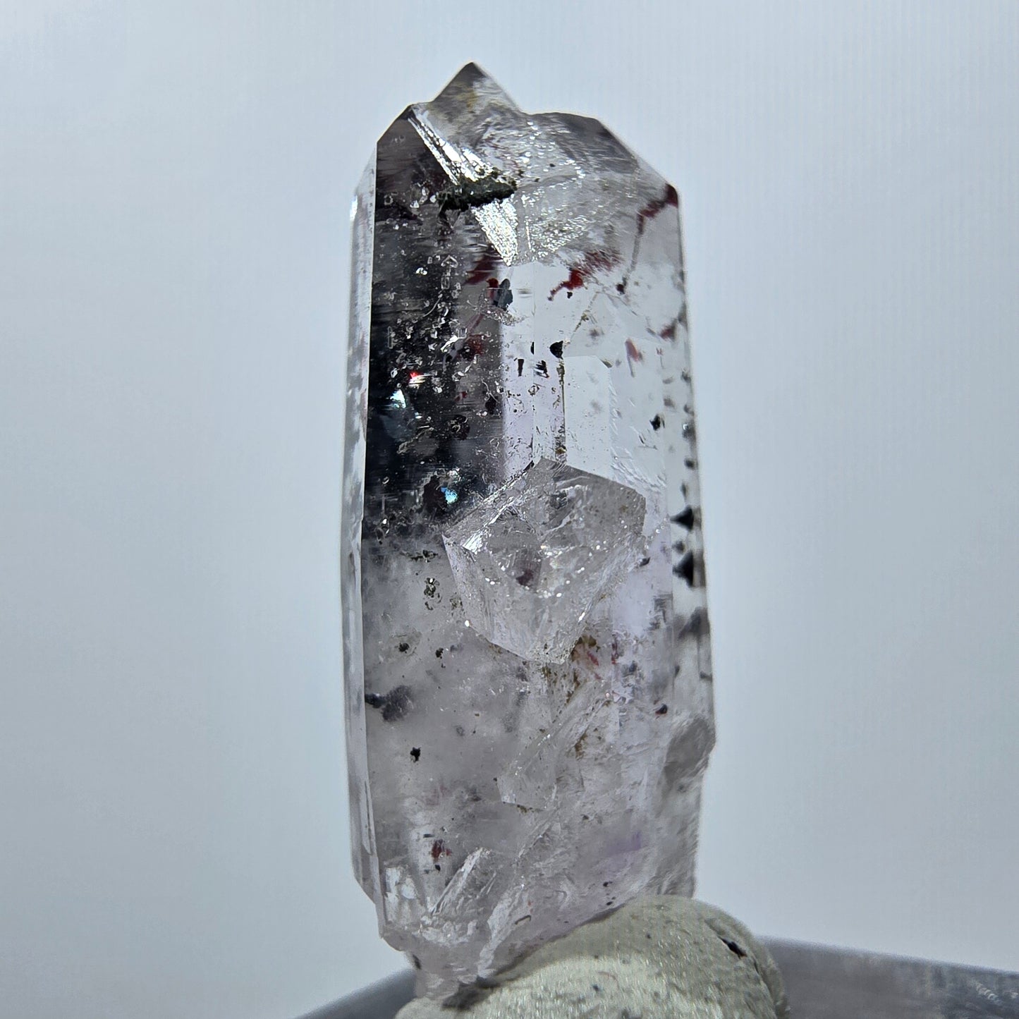 Quartz clair Harlequin Point Streep Mine, Goboboseb, Namibie, 30 x 12 x 10 mm
