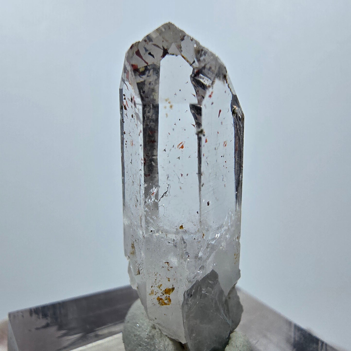 Quartz clair Harlequin Point Streep Mine, Goboboseb, Namibie, 31 x 12 x 10 mm