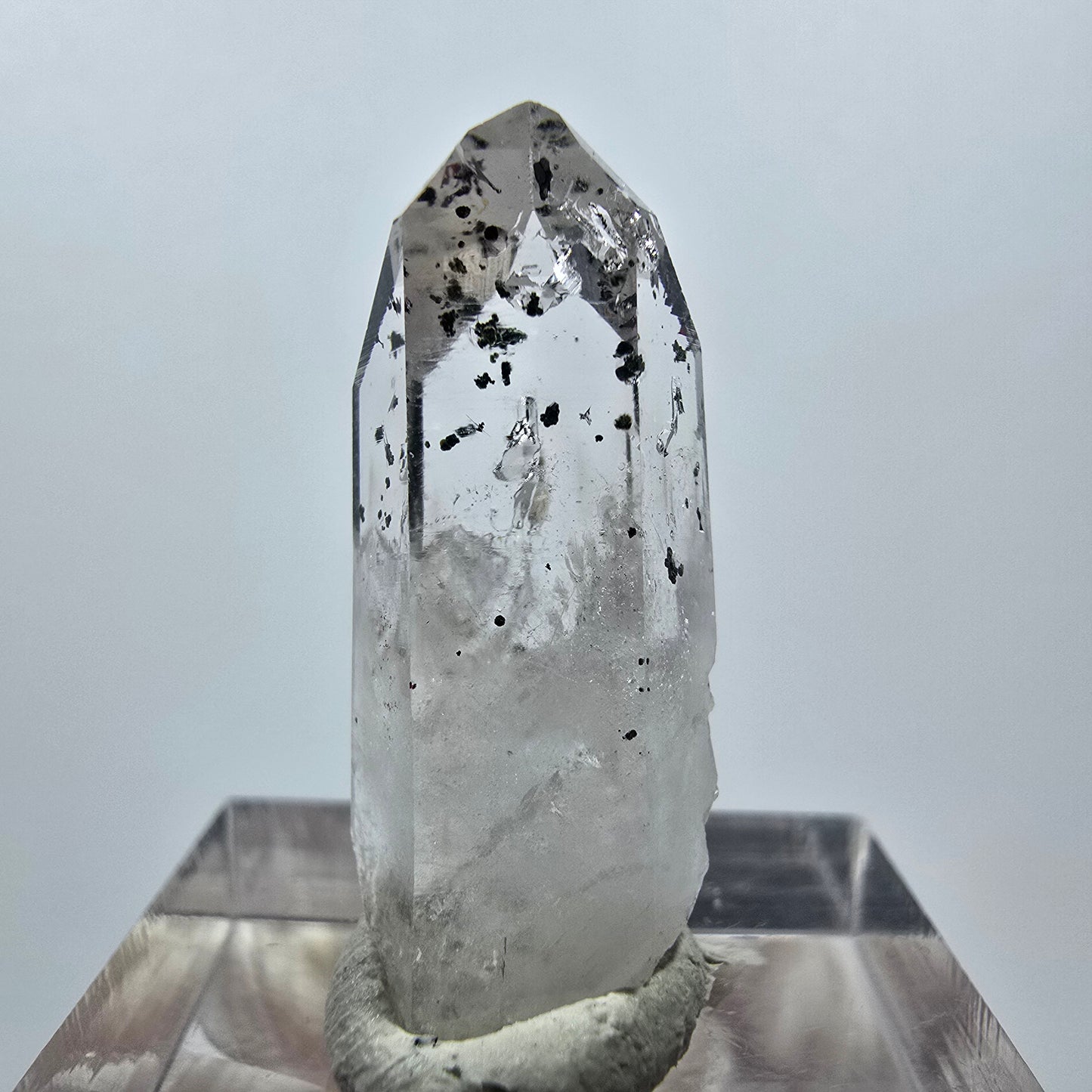 Quartz clair Harlequin Point Streep Mine, Goboboseb, Namibie 29 x 11 x 8 mm