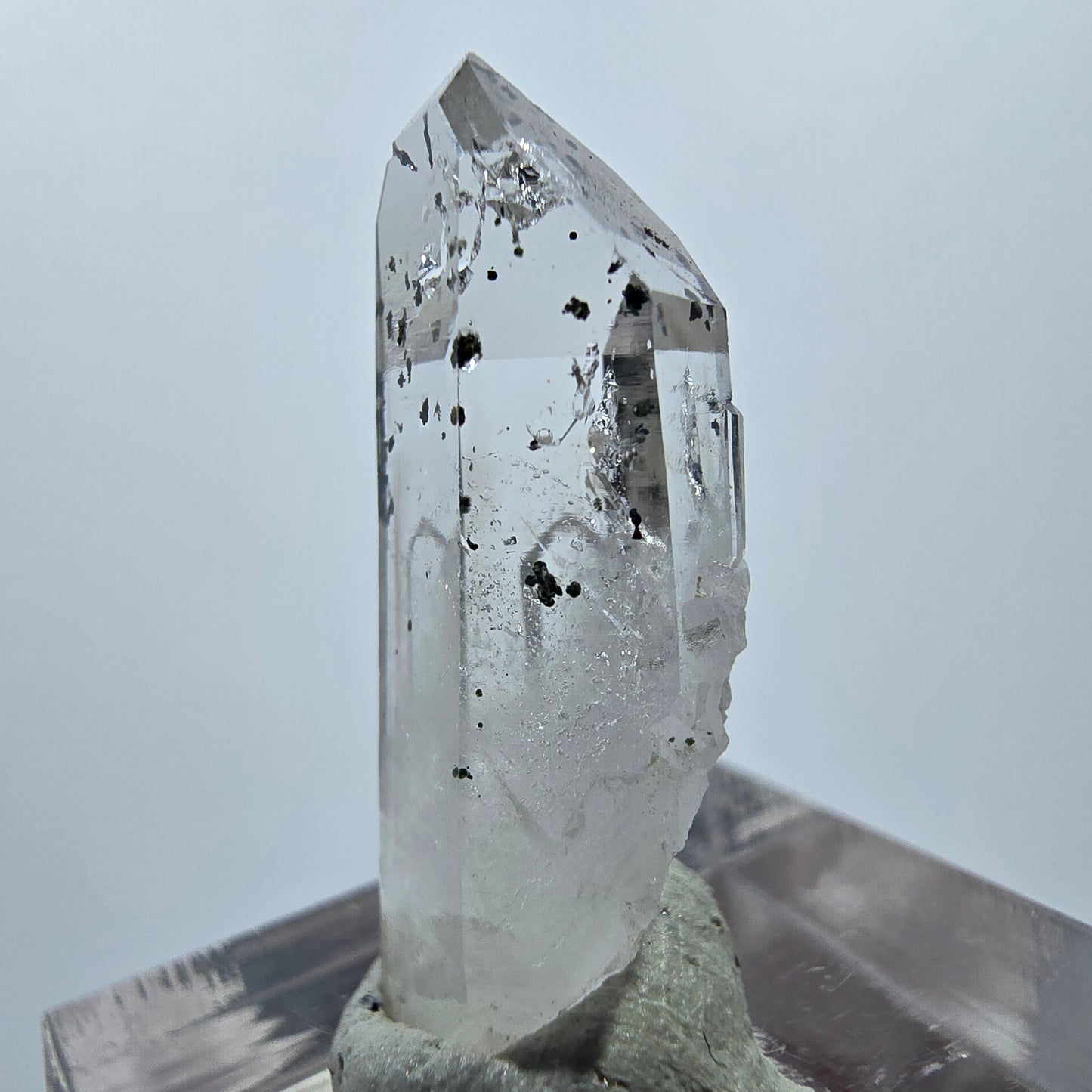 Quartz clair Harlequin Point Streep Mine, Goboboseb, Namibie 29 x 11 x 8 mm
