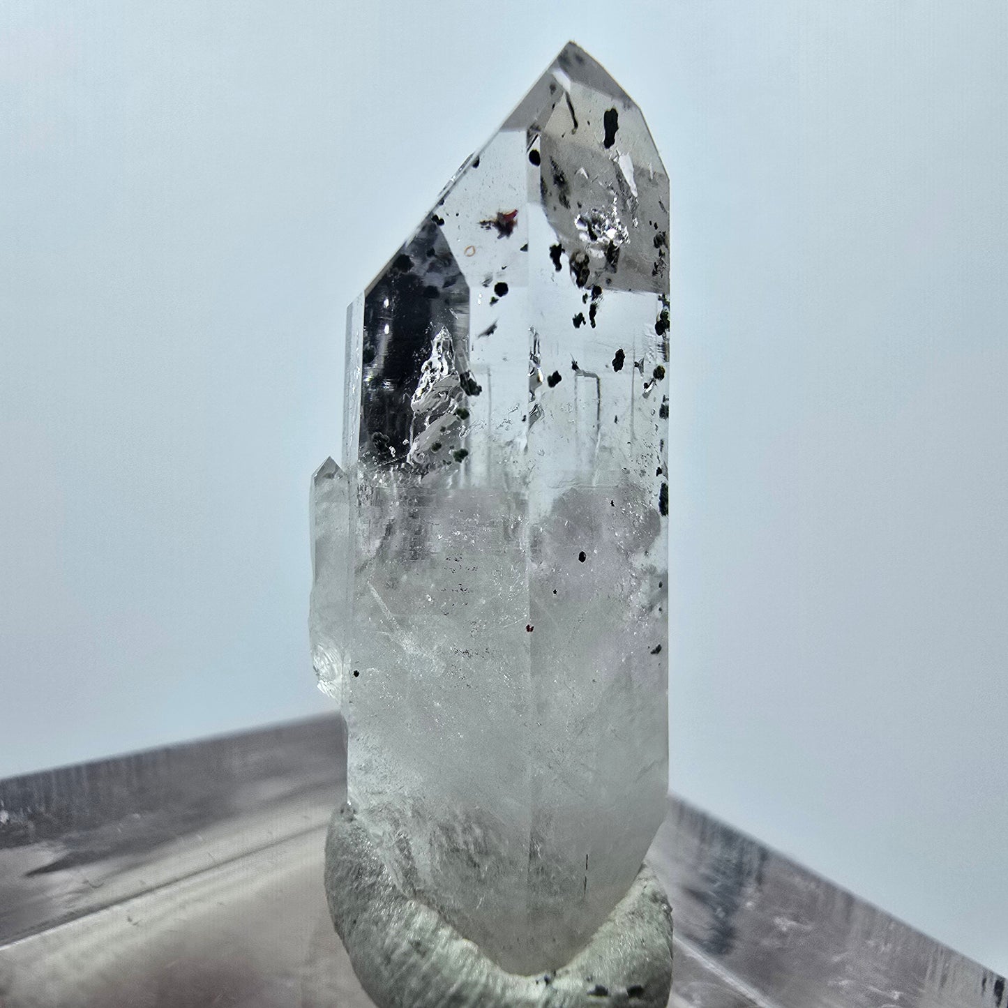 Quartz clair Harlequin Point Streep Mine, Goboboseb, Namibie 29 x 11 x 8 mm