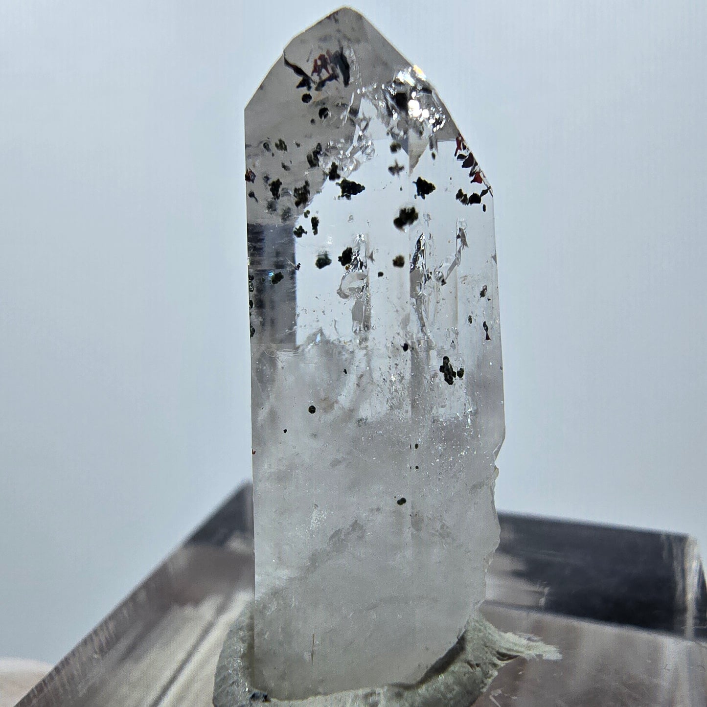 Quartz clair Harlequin Point Streep Mine, Goboboseb, Namibie 29 x 11 x 8 mm