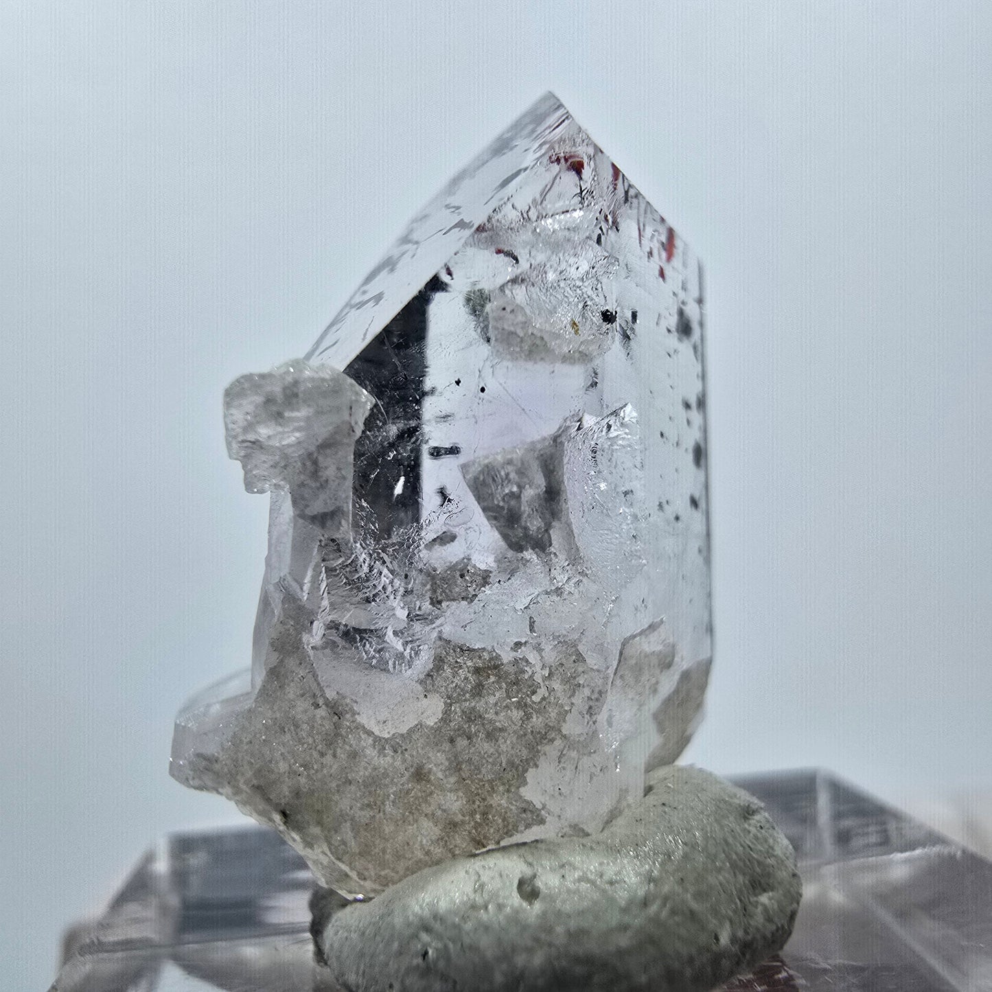 Quartz clair Harlequin Mine Point Streep, Goboboseb, Namibie 26 x 19 x 11 mm