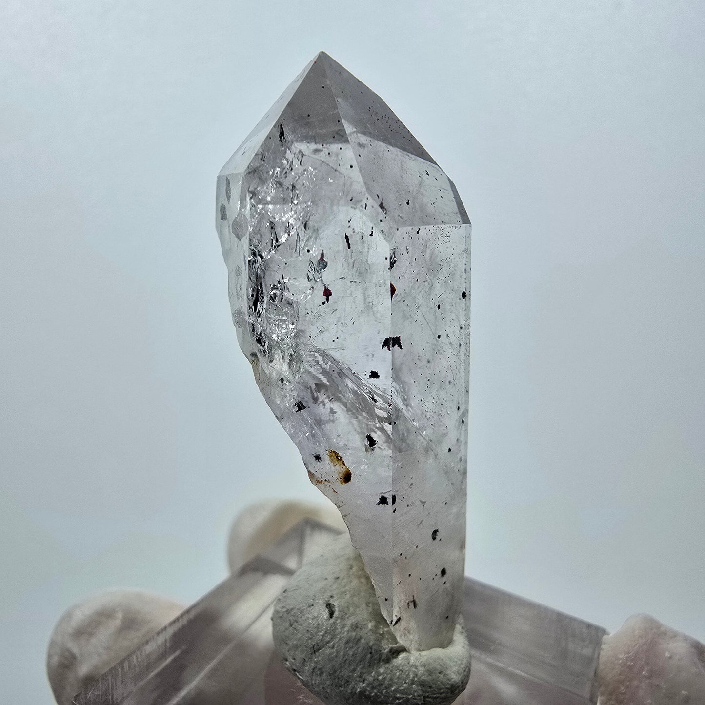 Quartz clair Harlequin Point Streep Mine, Goboboseb, Namibie 43 x 17 x 15 mm