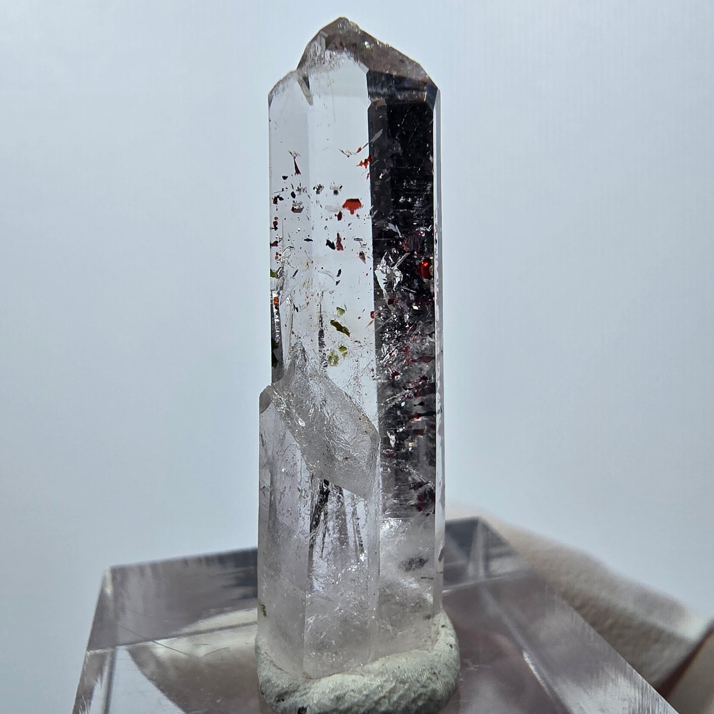 Quartz clair Harlequin Mine Point Streep, Goboboseb, Namibie 34 x 11 x 8 mm