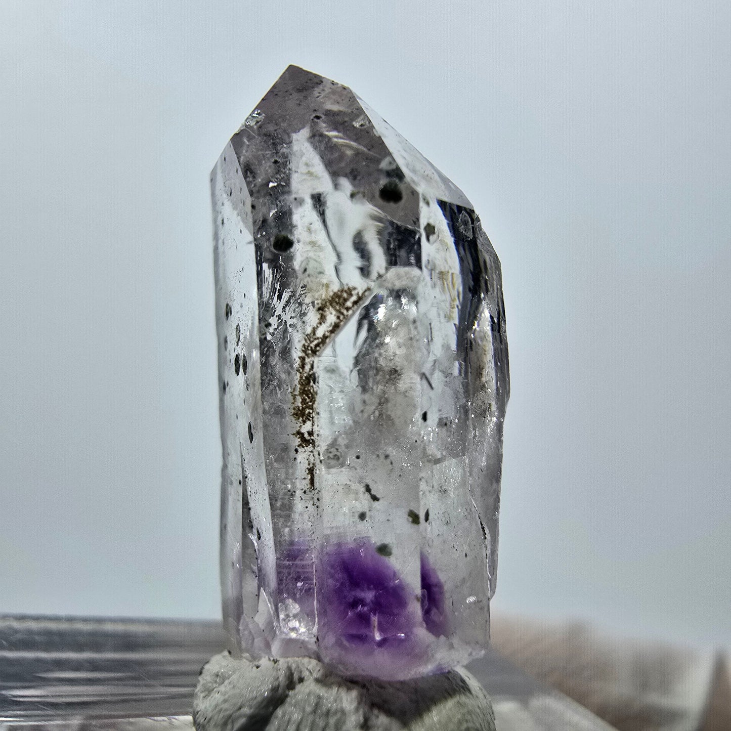 Améthyste fantôme avec hématite, mine Streep, Goboboseb, Namibie, 27 x 13 x 10 mm
