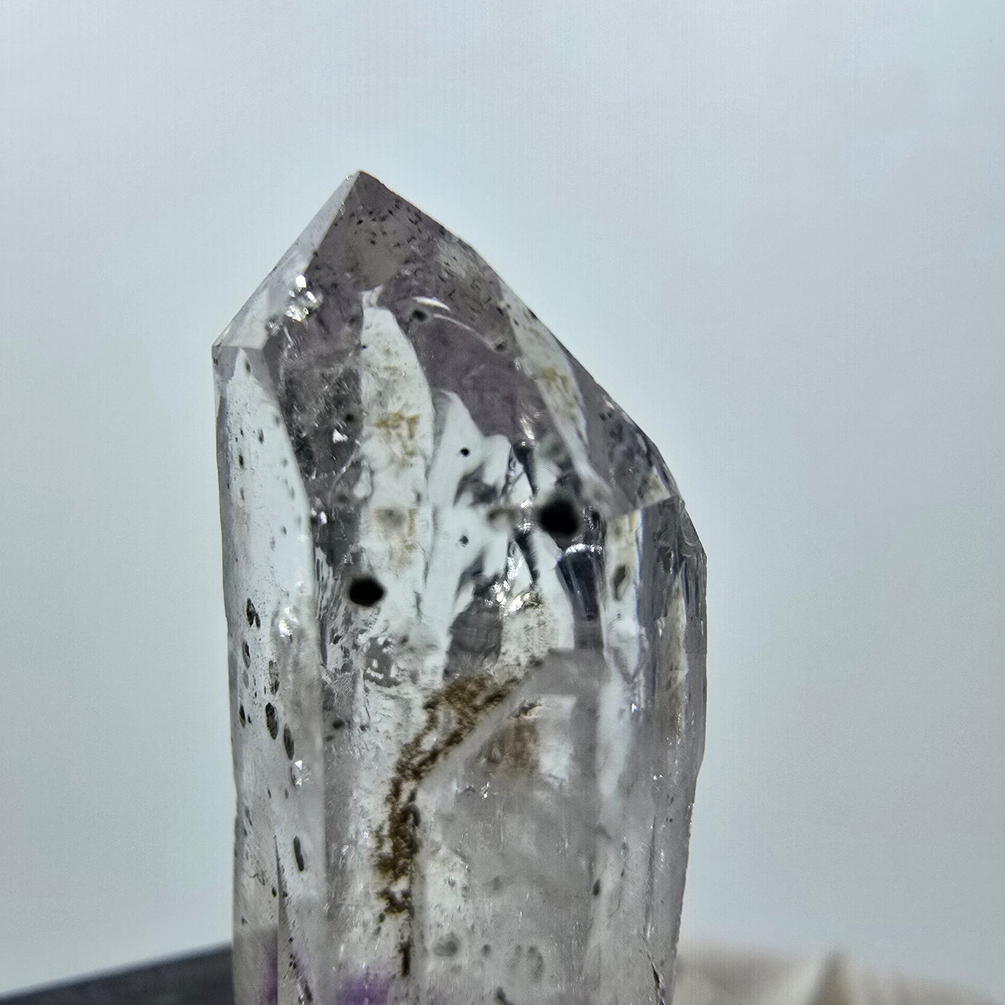 Améthyste fantôme avec hématite, mine Streep, Goboboseb, Namibie, 27 x 13 x 10 mm