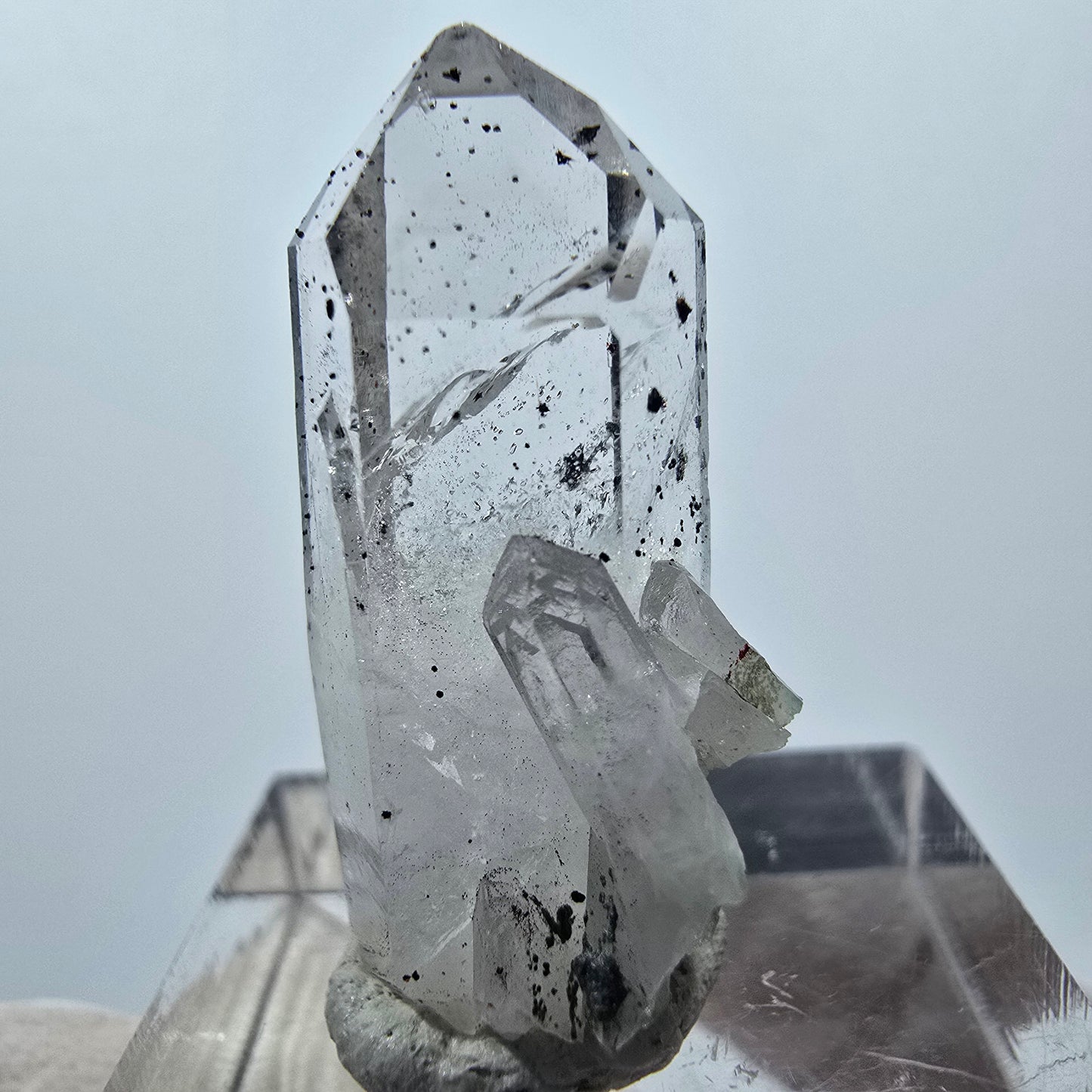Quartz hématite transparent Point Streep Mine, Goboboseb, Namibie 29 x 14 x 10 mm