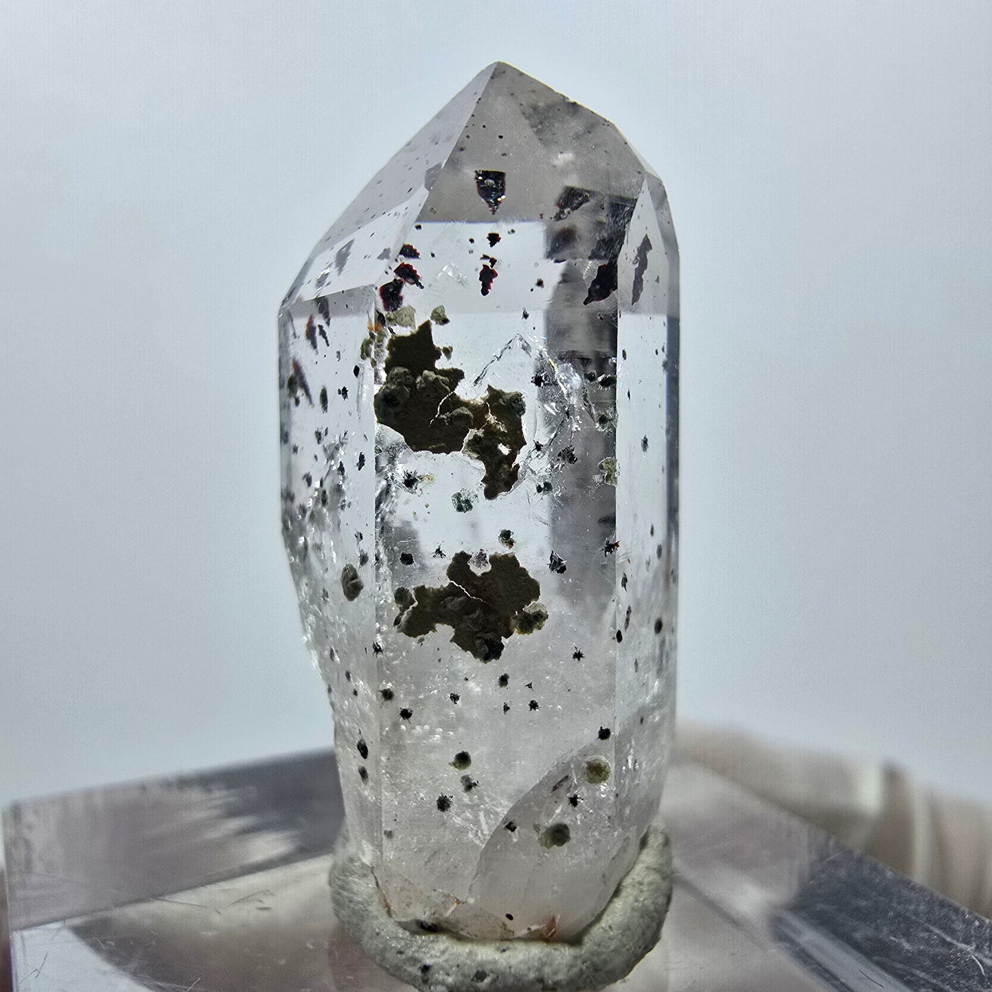 Quartz clair Harlequin Point Streep Mine, Goboboseb, Namibie 28 x 13 x 12 mm