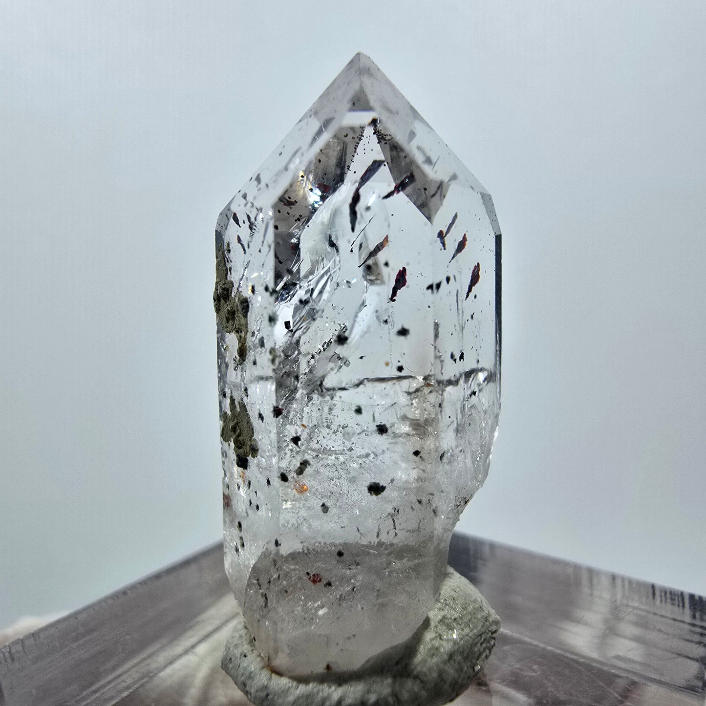 Quartz clair Harlequin Point Streep Mine, Goboboseb, Namibie 28 x 13 x 12 mm