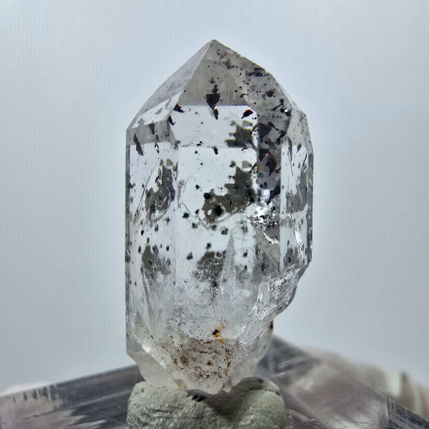 Quartz clair Harlequin Point Streep Mine, Goboboseb, Namibie 28 x 13 x 12 mm