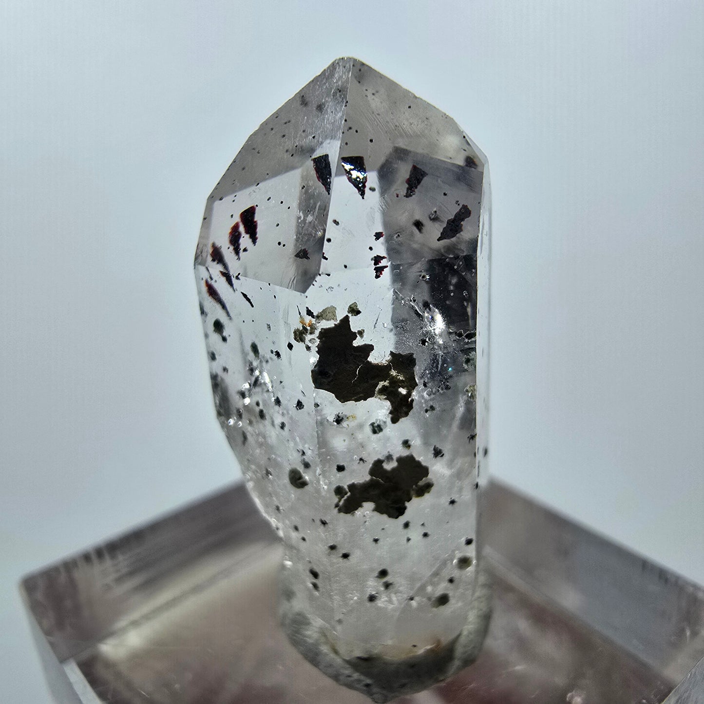 Quartz clair Harlequin Point Streep Mine, Goboboseb, Namibie 28 x 13 x 12 mm