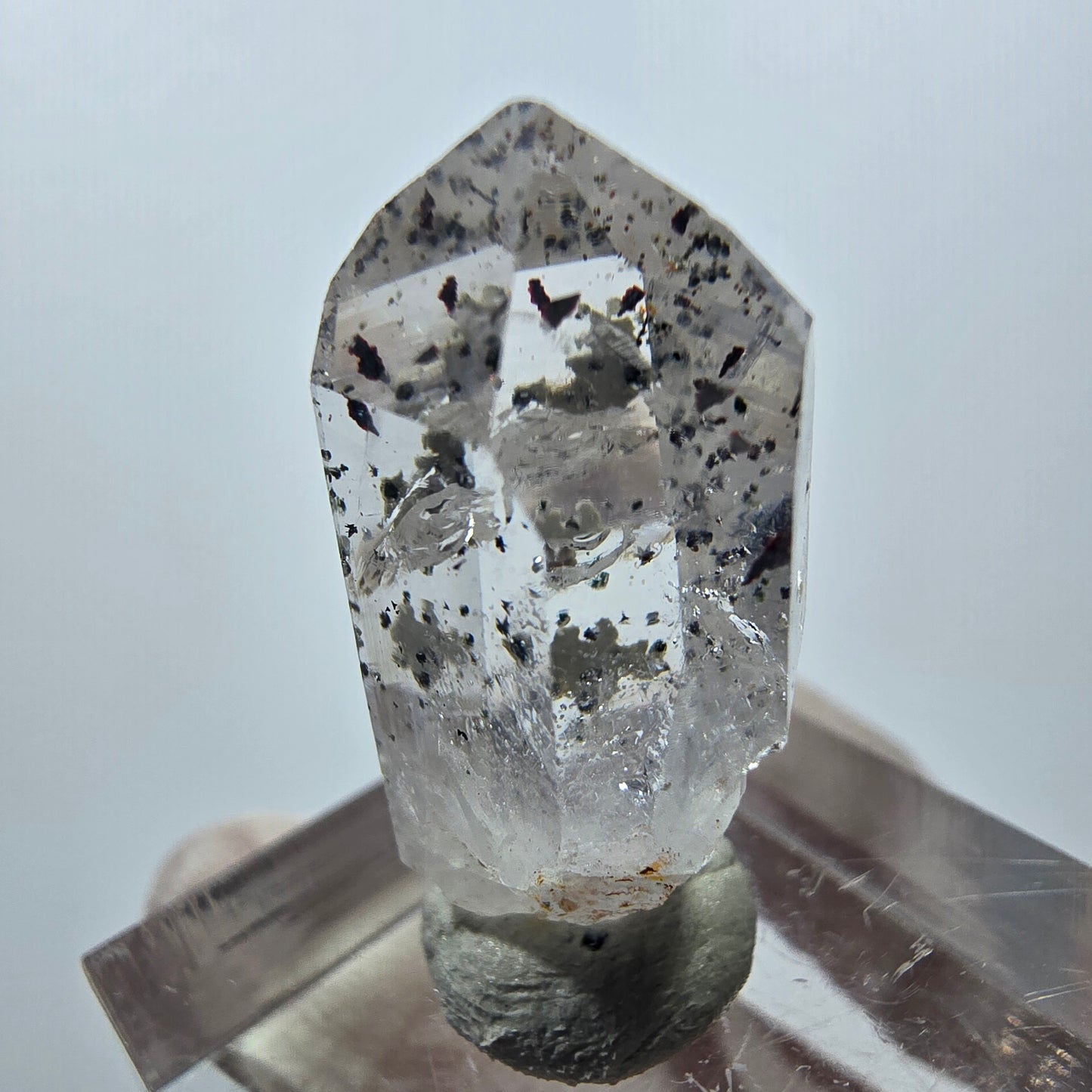 Quartz clair Harlequin Point Streep Mine, Goboboseb, Namibie 28 x 13 x 12 mm