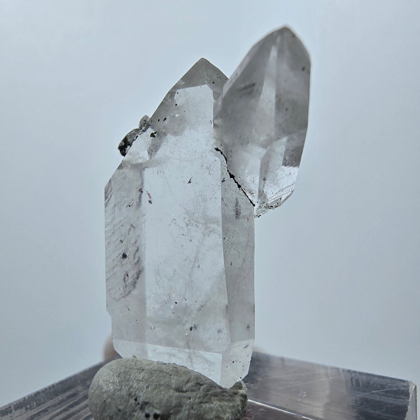 Quartz hématite transparent à double pointe, mine Streep, Goboboseb, Namibie, 28 x 18 x 8 mm