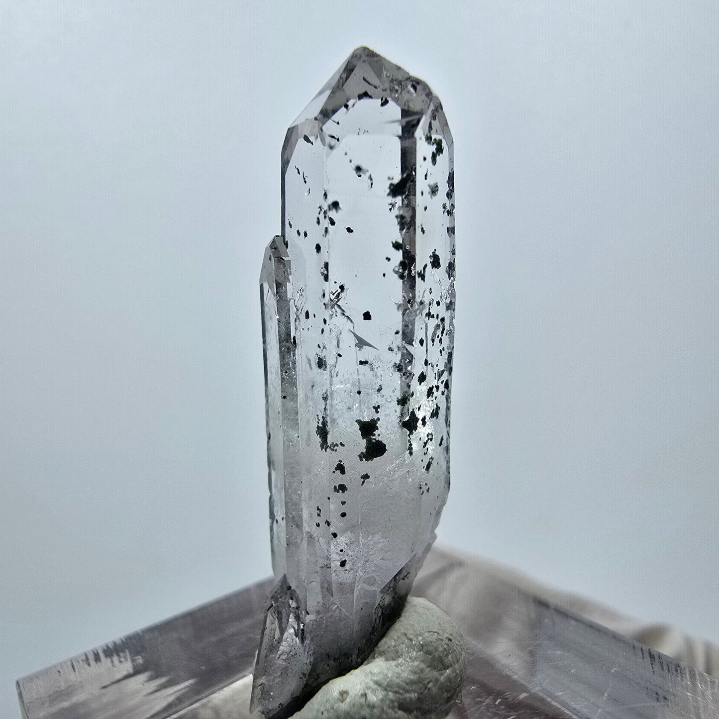 Quartz hématite transparent Point Streep Mine, Goboboseb, Namibie 34 x 9 x 9 mm