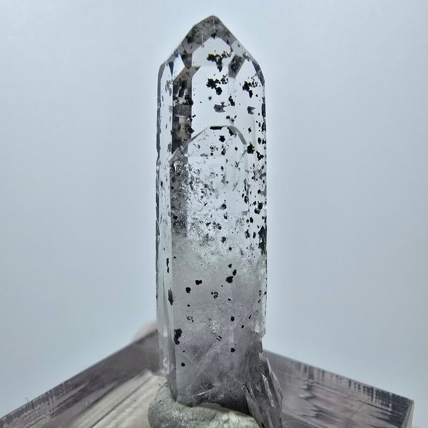 Quartz hématite transparent Point Streep Mine, Goboboseb, Namibie 34 x 9 x 9 mm