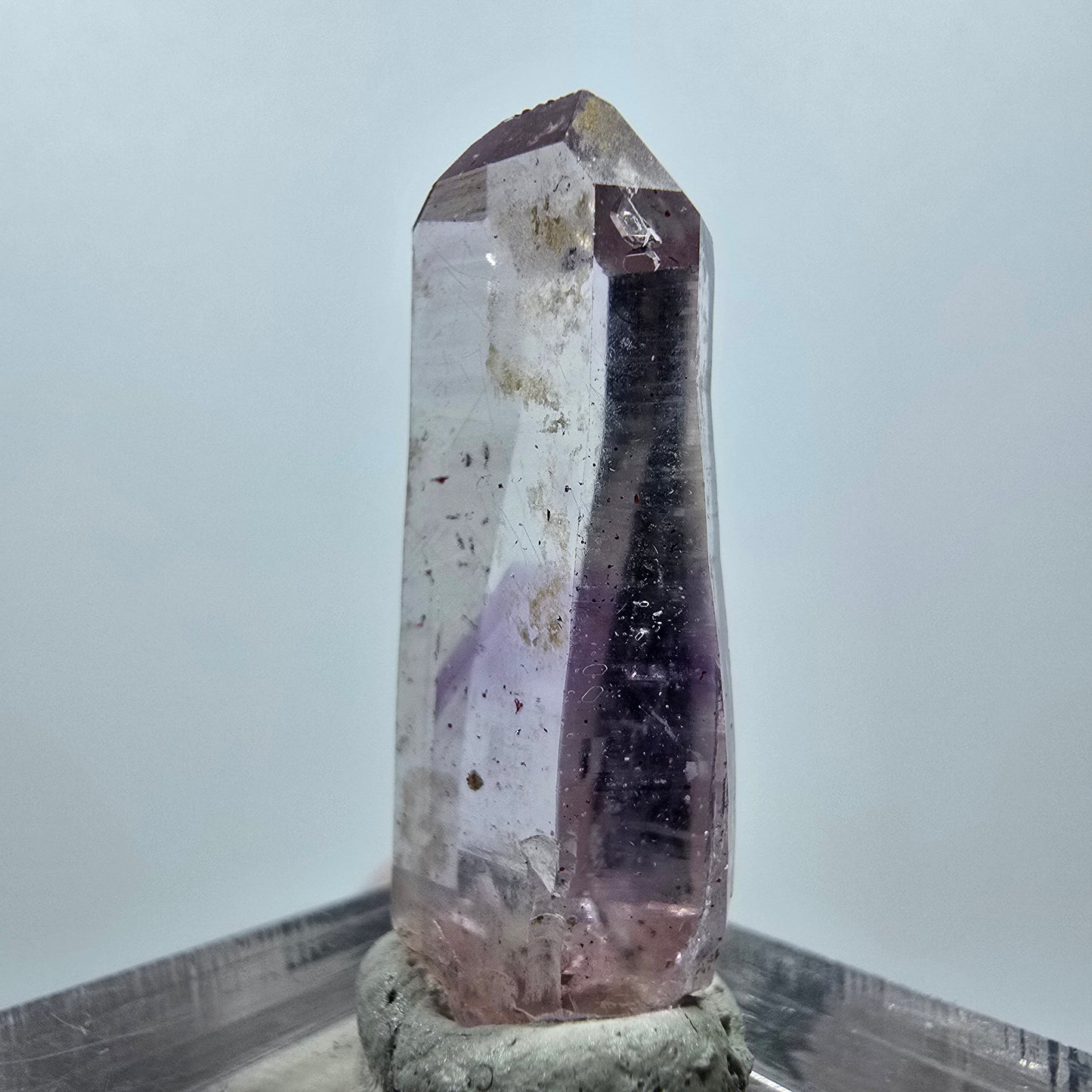 Pointe de sceptre en améthyste fantôme de Goboboseb, Namibie, 31 x 12 x 6 mm