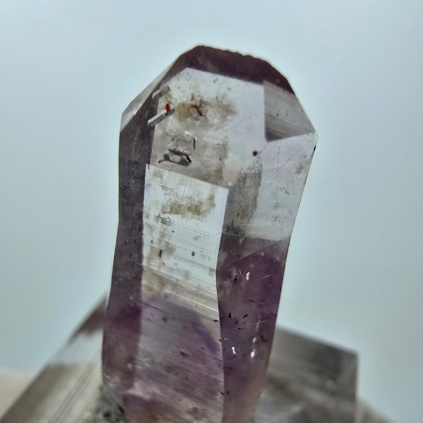 Pointe de sceptre en améthyste fantôme de Goboboseb, Namibie, 31 x 12 x 6 mm
