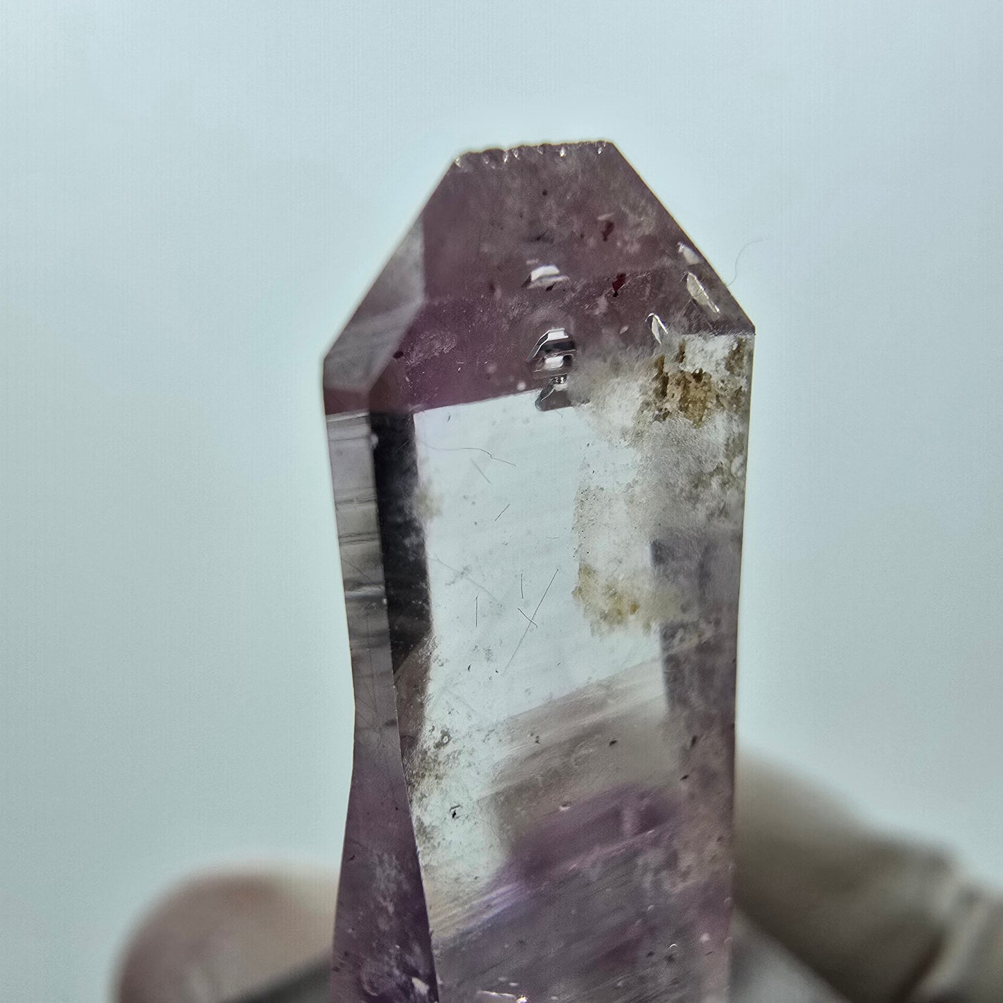 Pointe de sceptre en améthyste fantôme de Goboboseb, Namibie, 31 x 12 x 6 mm