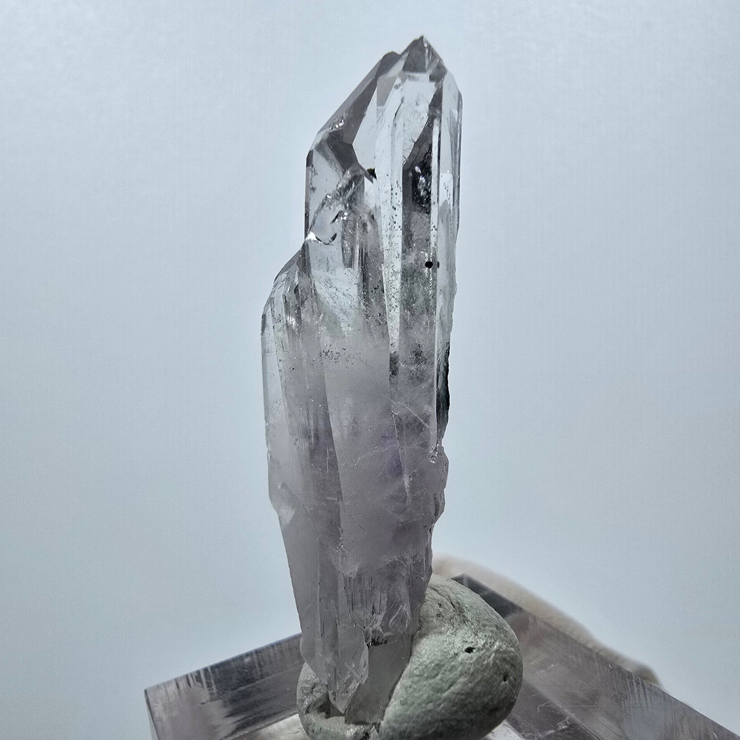 Améthyste fantôme avec hématite, mine Streep, Goboboseb, Namibie, 44 x 16 x 10 mm