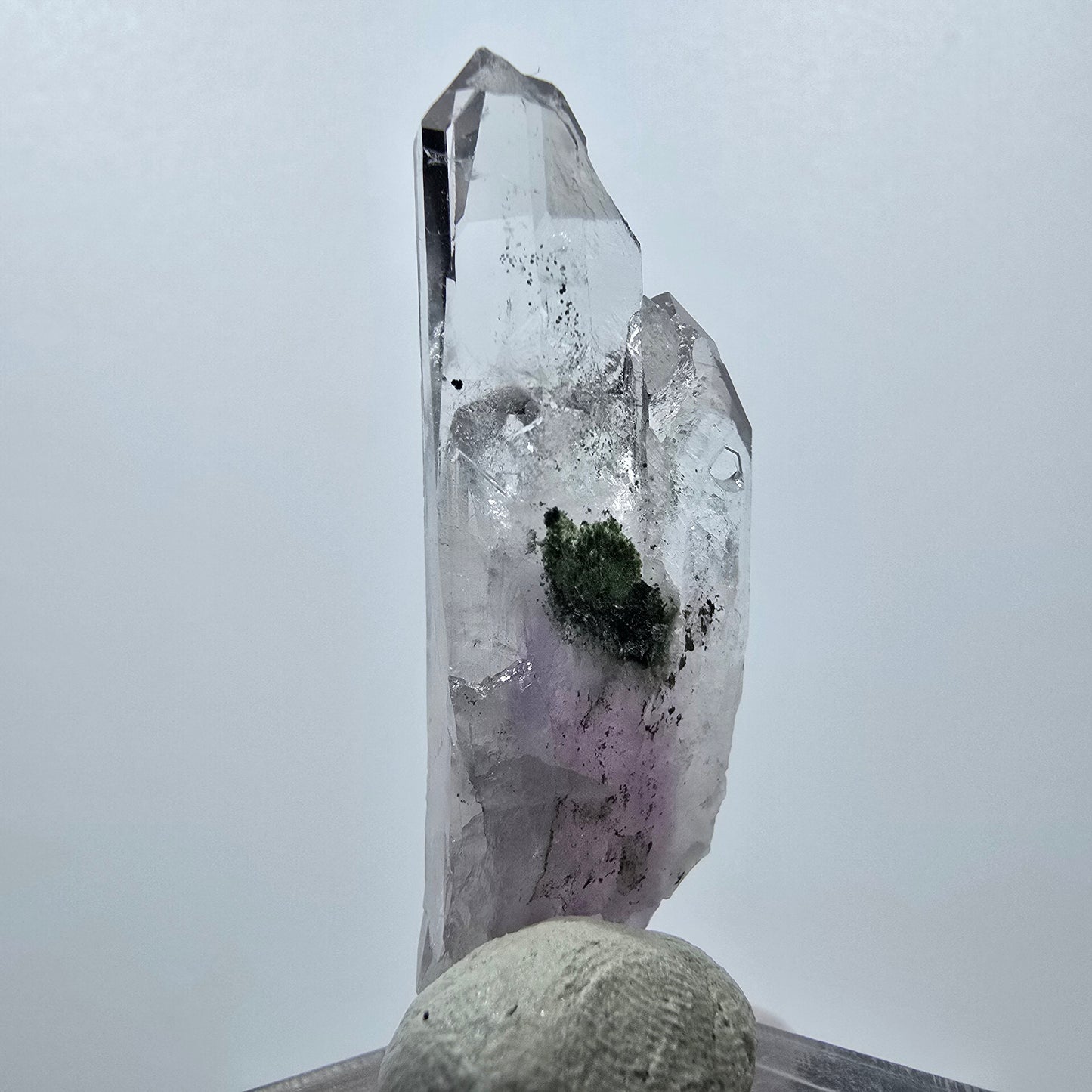 Améthyste fantôme avec hématite, mine Streep, Goboboseb, Namibie, 44 x 16 x 10 mm