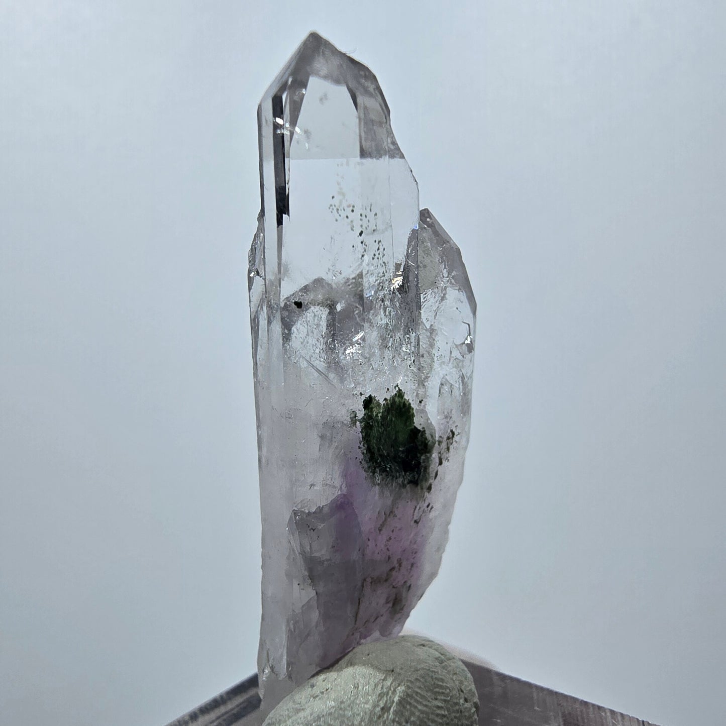 Améthyste fantôme avec hématite, mine Streep, Goboboseb, Namibie, 44 x 16 x 10 mm