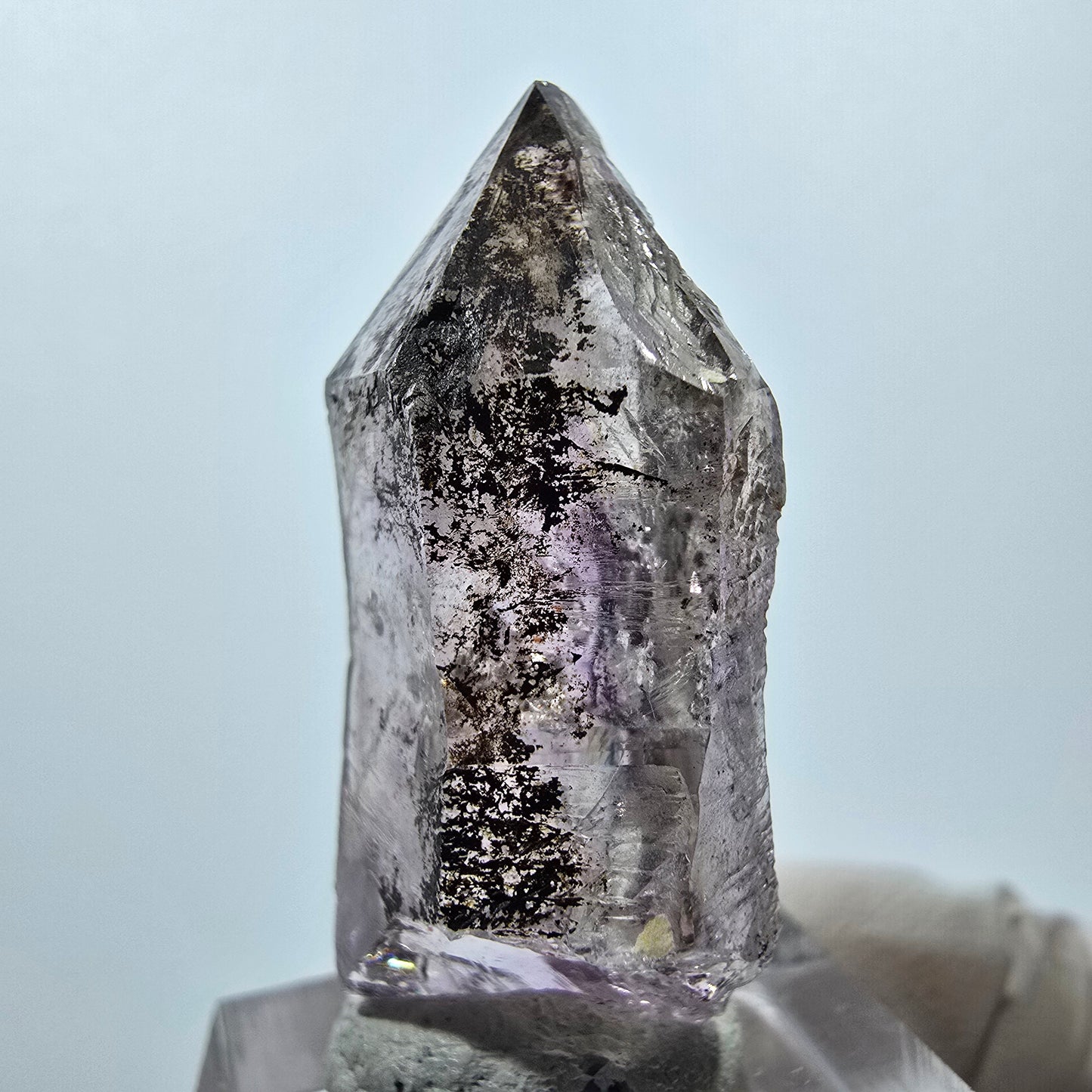 Pointe de sceptre squelette en améthyste fantôme, Goboboseb, Namibie, 39 x 19 x 12 mm