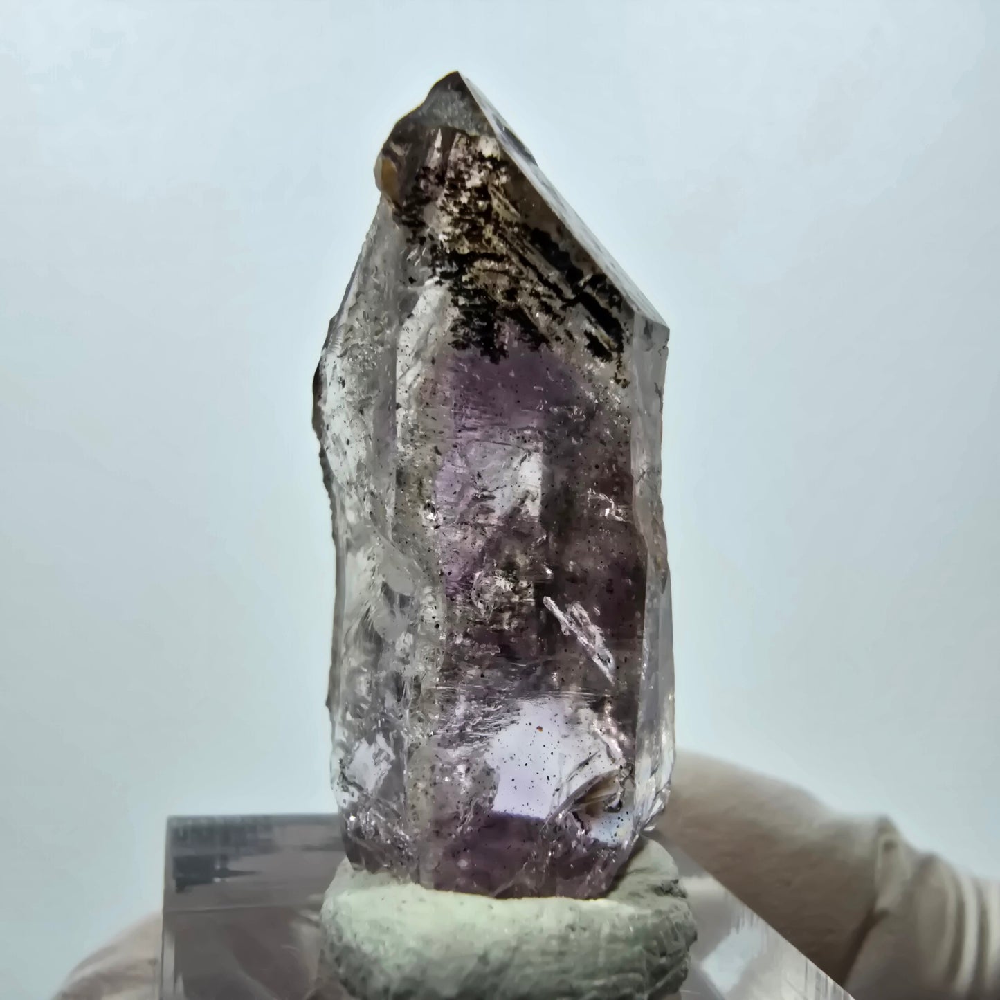 Pointe de sceptre squelette en améthyste fantôme, Goboboseb, Namibie, 39 x 19 x 12 mm