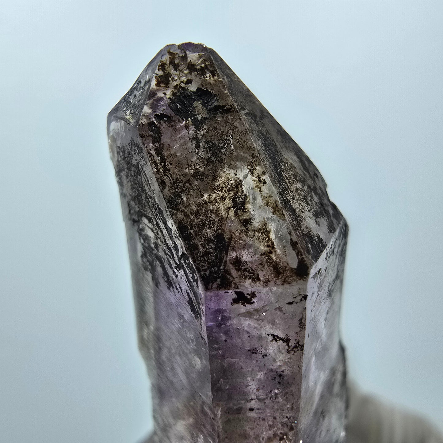 Pointe de sceptre squelette en améthyste fantôme, Goboboseb, Namibie, 39 x 19 x 12 mm