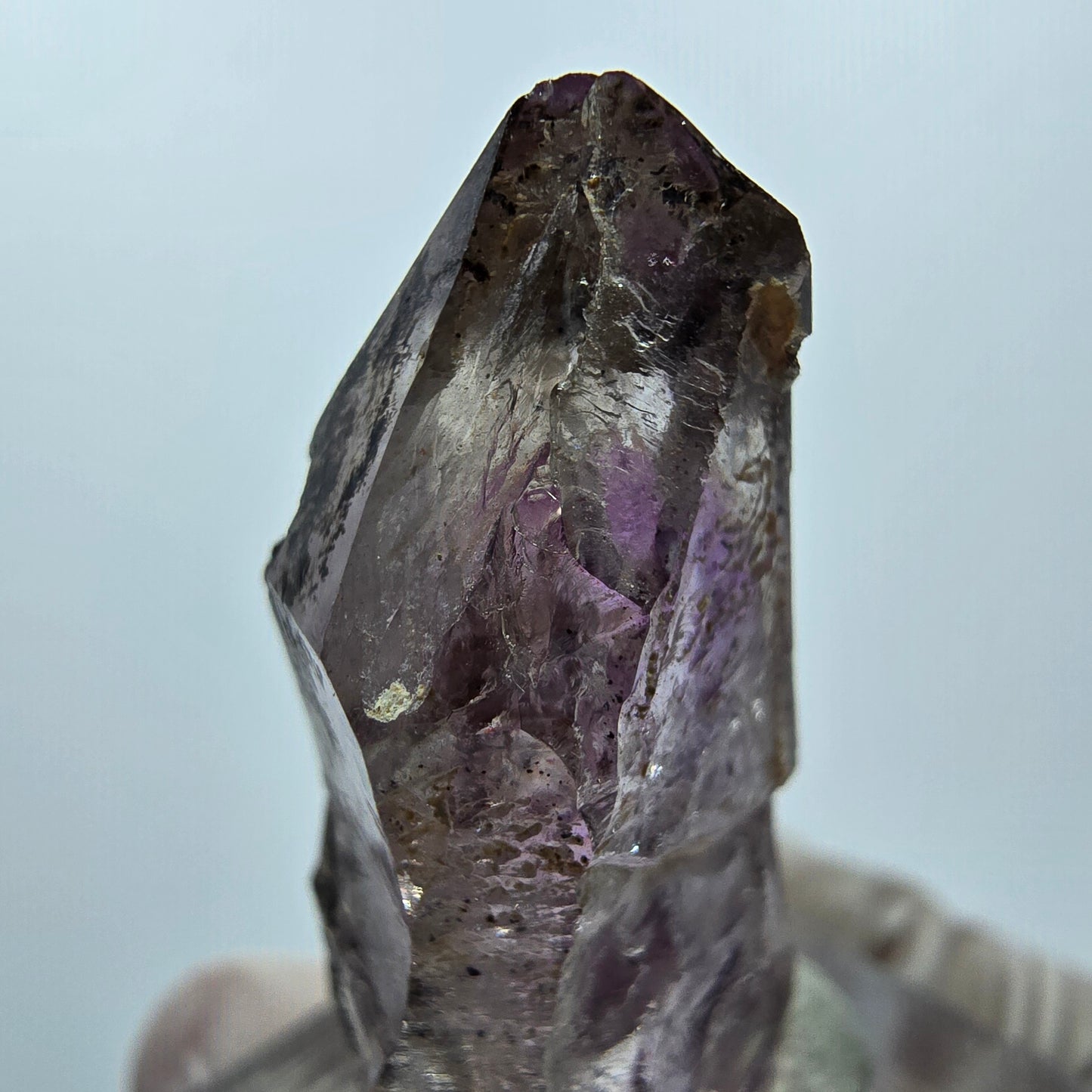 Pointe de sceptre squelette en améthyste fantôme, Goboboseb, Namibie, 39 x 19 x 12 mm