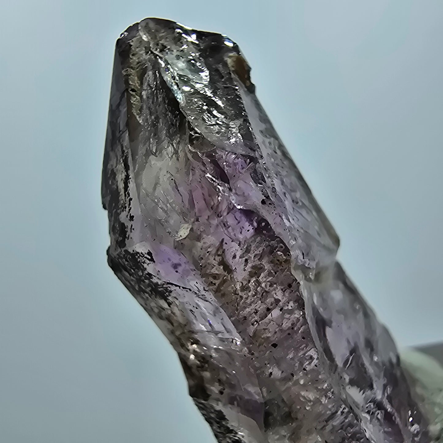Pointe de sceptre squelette en améthyste fantôme, Goboboseb, Namibie, 39 x 19 x 12 mm