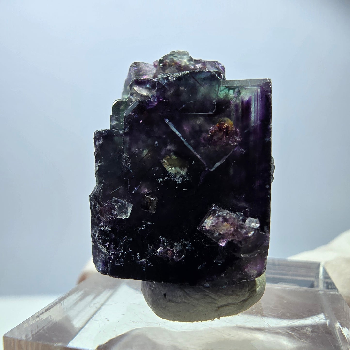 Spécimen rare de cube de fluorite, vert violet, Okorusu, Namibie, 25 x 18 x 18 mm