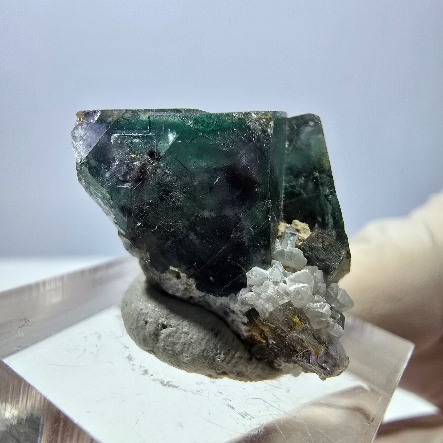 Spécimen de cube de fluorite fantôme, parqueté vert violet Okorusu, Namibie 25*24*16 mm
