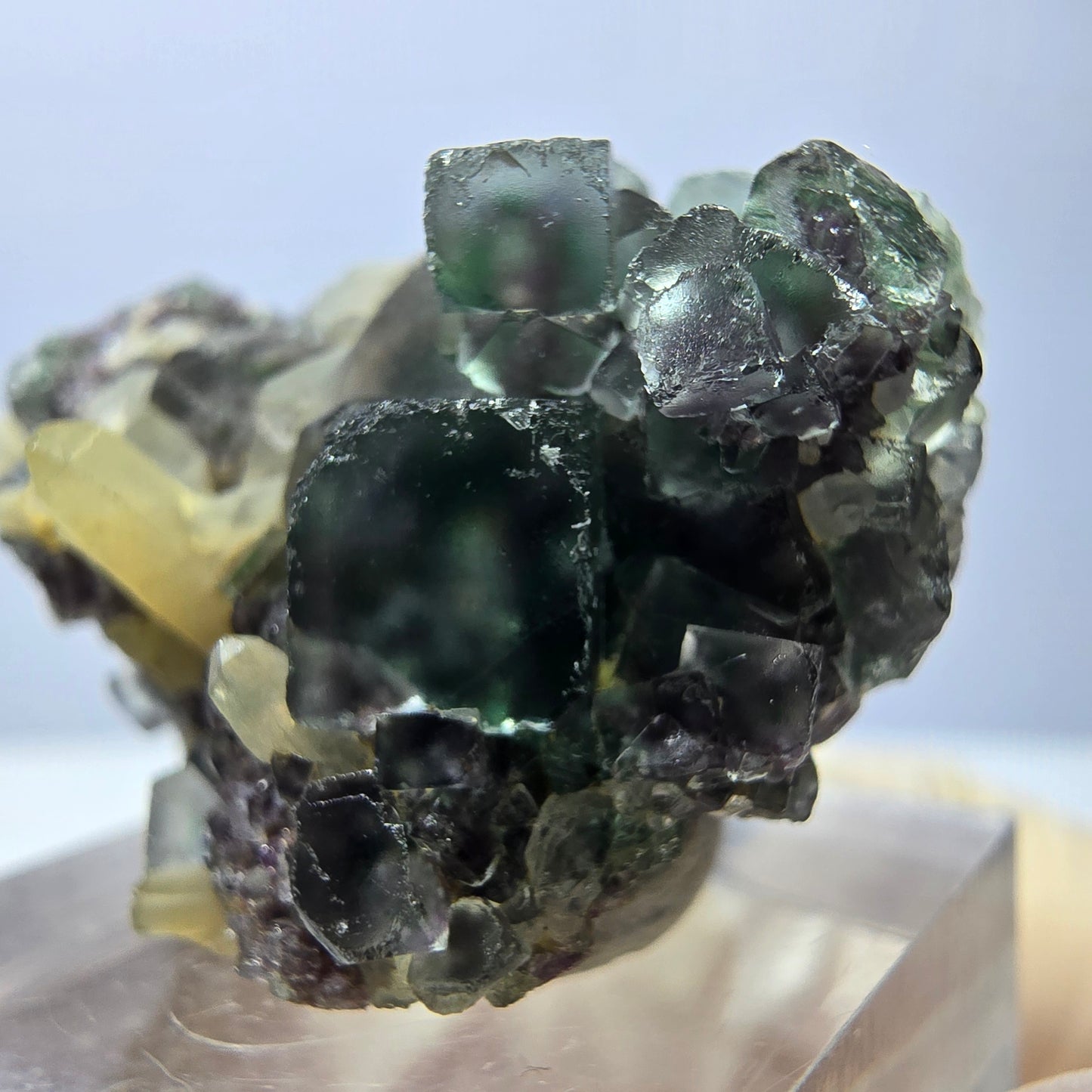 Phantom Fluorit Würfel, parkettiert, Quarz Stufe Okorusu, Namibia 35*25*19mm