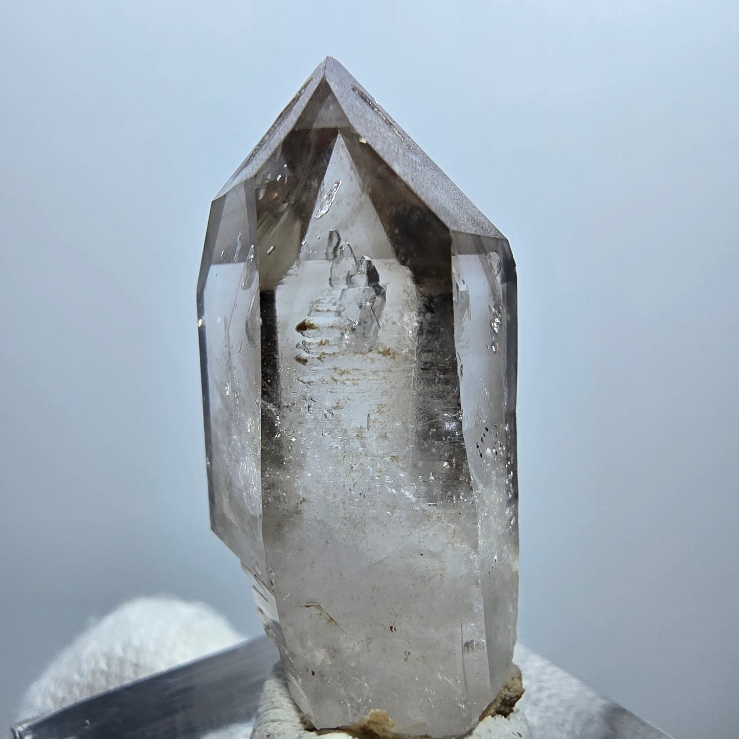 Pointe de sceptre en quartz fumé fantôme transparent, Goboboseb, Namibie, 34 x 17 x 13 mm