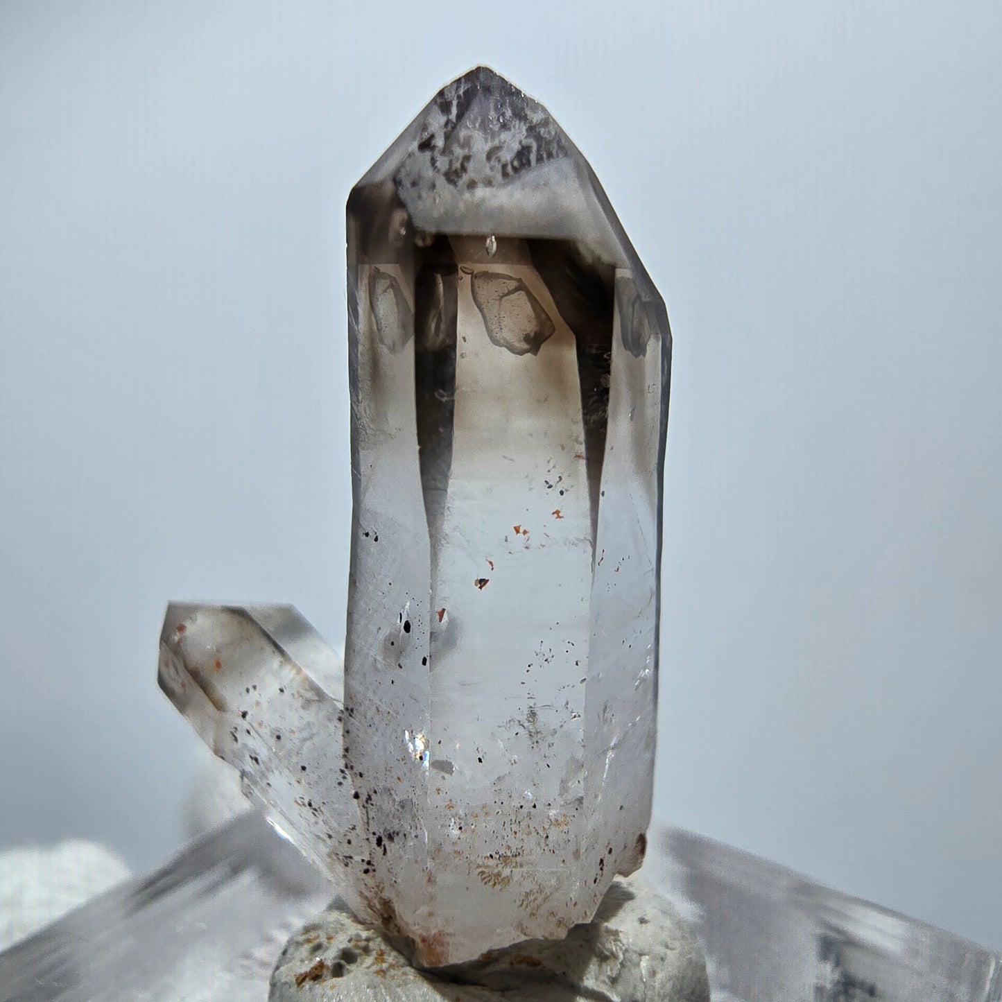 Amas de quartz fumé fantôme transparent, Goboboseb, Namibie, 27 x 17 x 10 mm