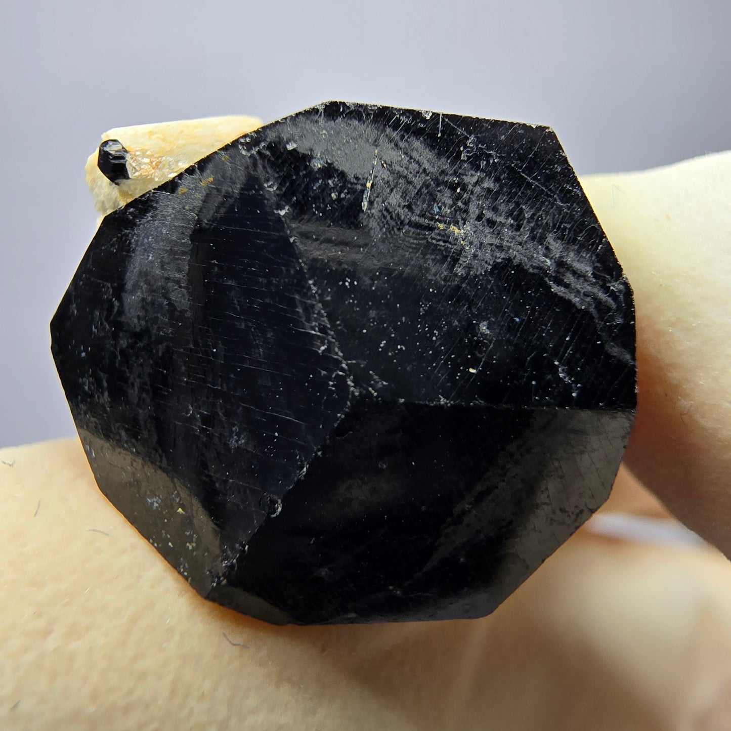 Symm. Schörl Turmalin Orthoklas Hyalit Stufe Erongo, Namibia 18*17*13mm Sammlung