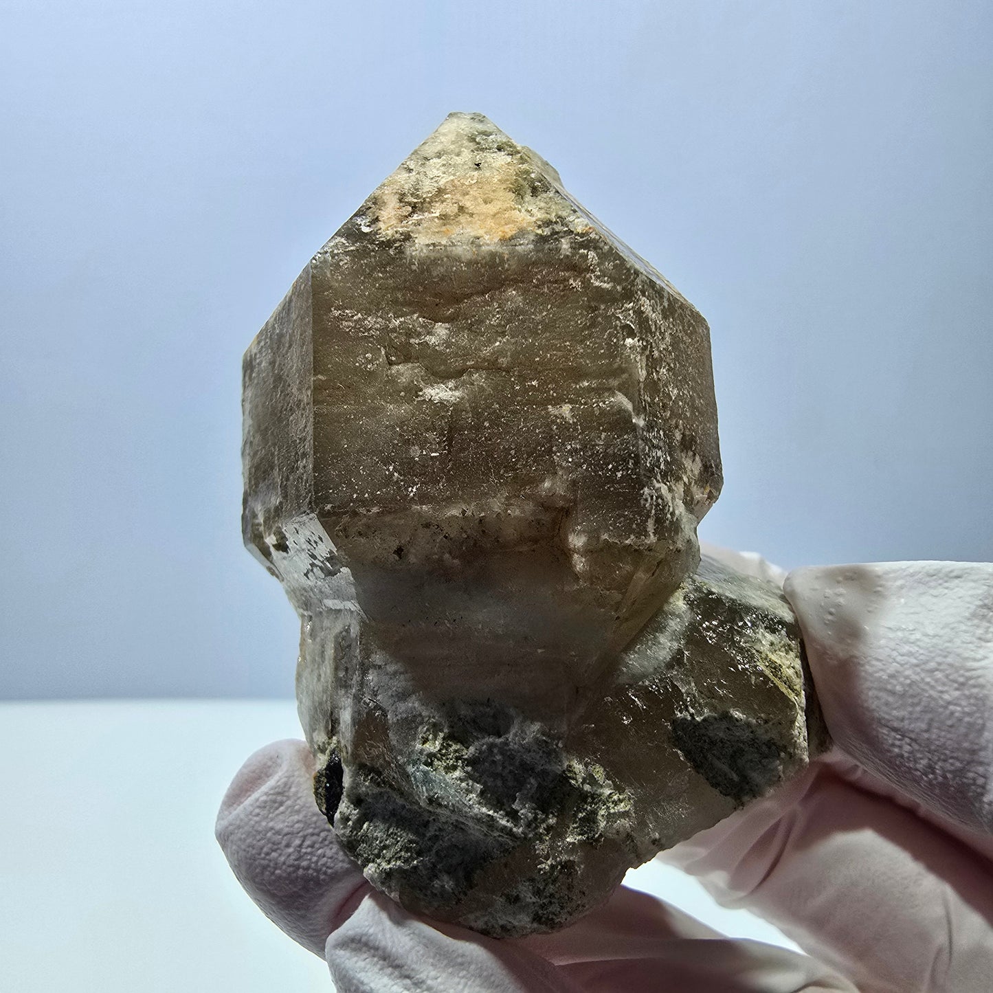 Opale hyalite rare, amas de quartz fumé, Erongo, Namibie, 67 x 50 x 30 mm