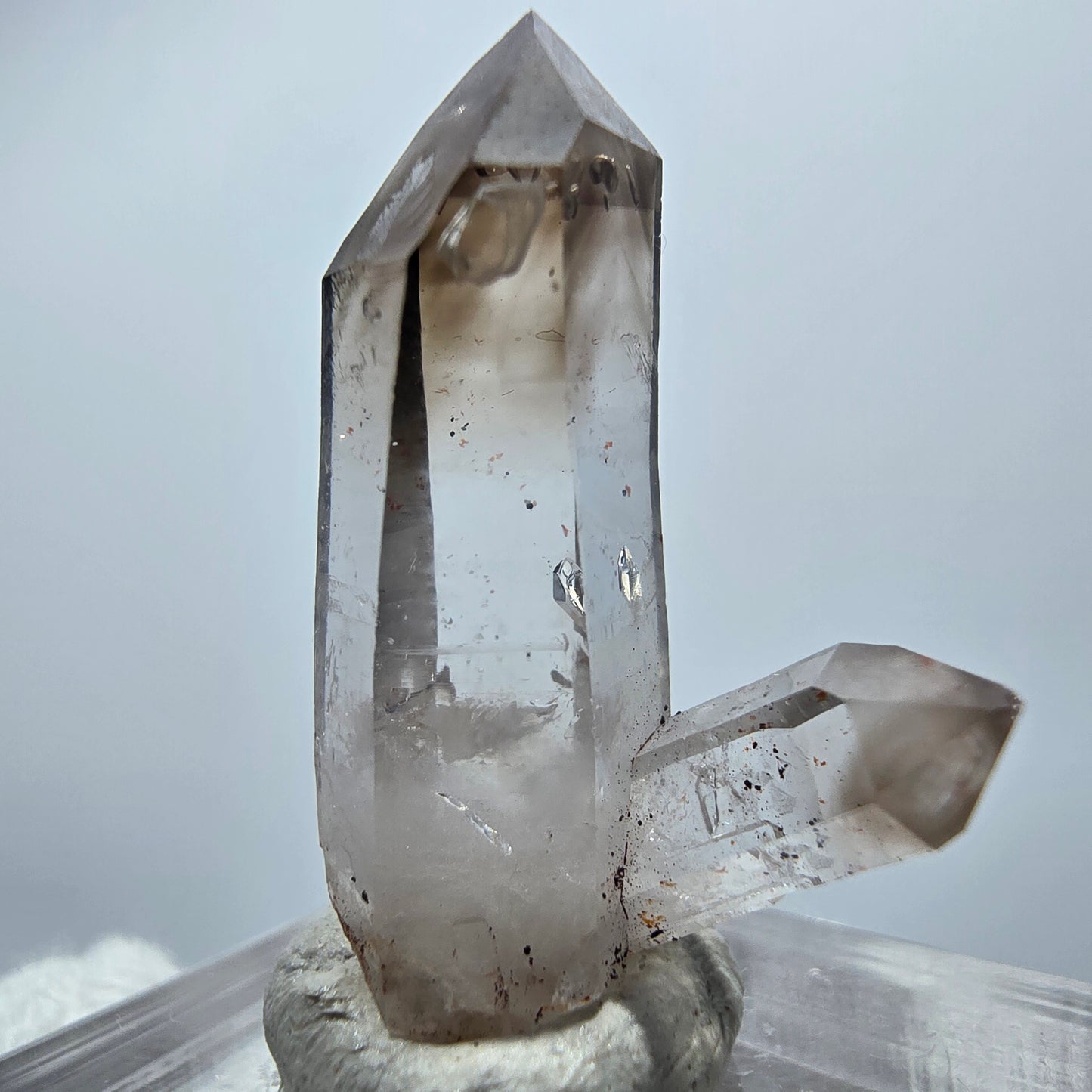 Amas de quartz fumé fantôme transparent, Goboboseb, Namibie, 27 x 17 x 10 mm