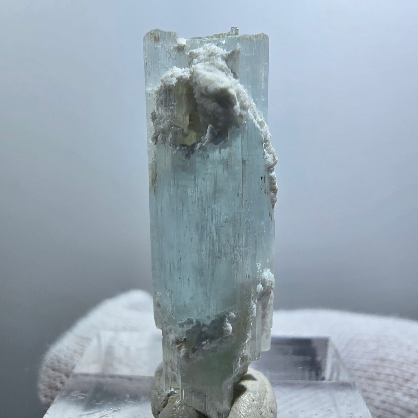 Aigue-marine rare, spécimen d'orthose, Erongo, Namibie, 34 x 10 x 9 mm
