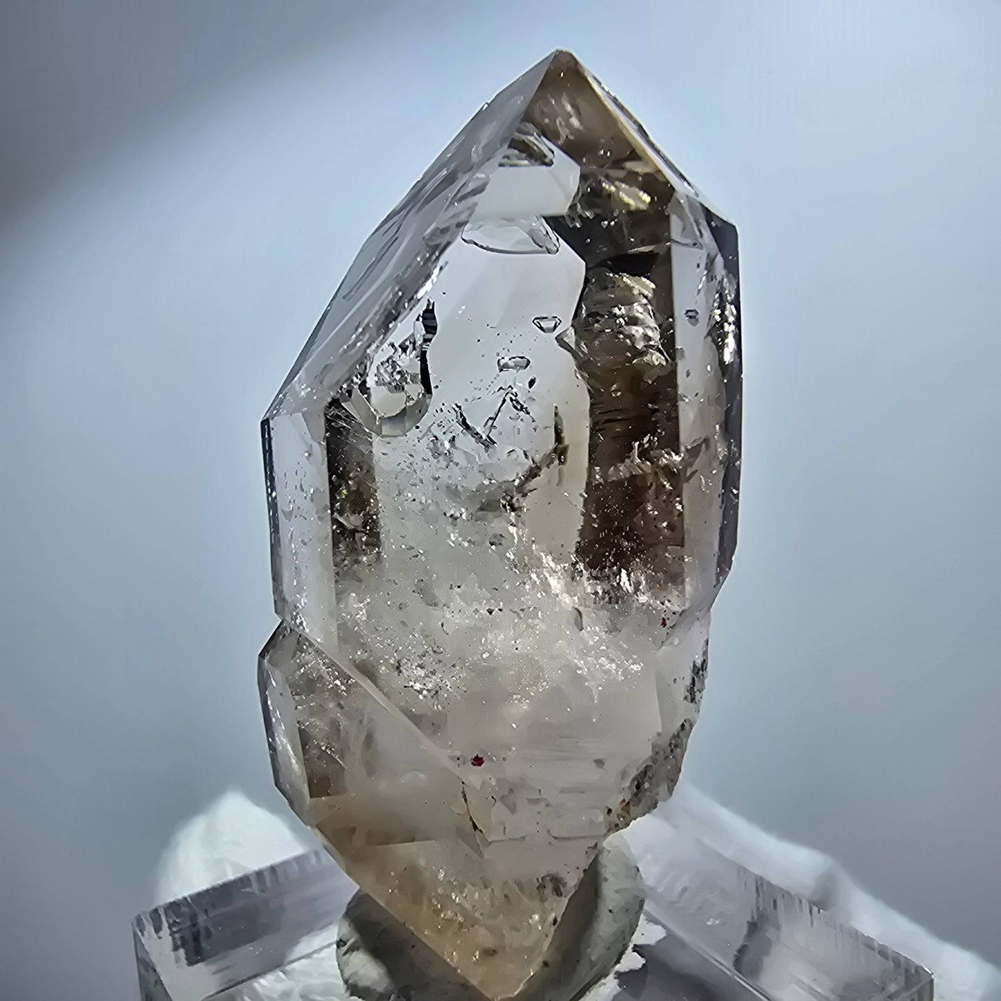 Pointe de sceptre en quartz fumé fantôme transparent, Goboboseb, Namibie, 44 x 21 x 18 mm