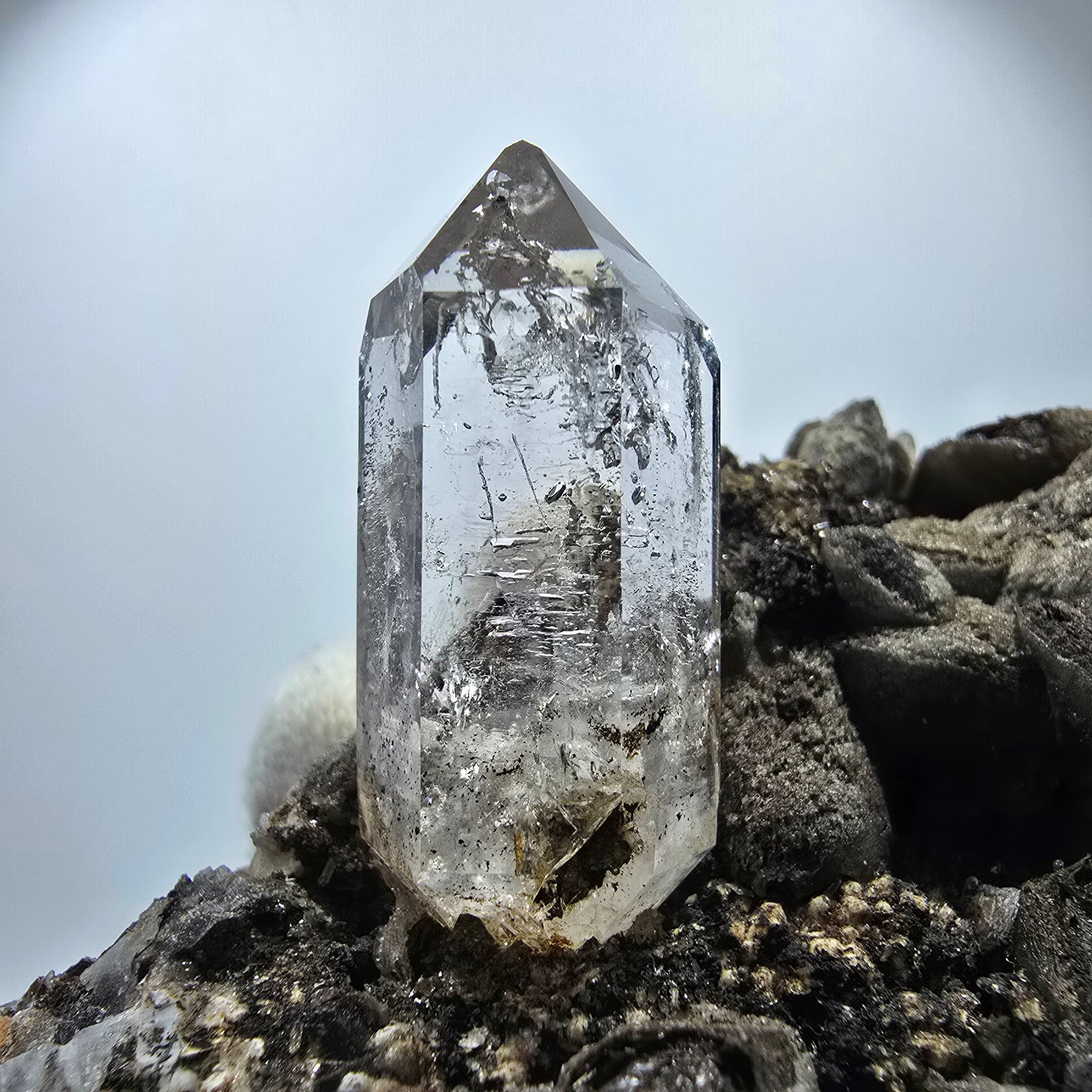 Sceptre en quartz fumé squelette, spécimen de calcite UV, poche Saint-Valentin, Goboboseb, Namibie, 117 x 60 x 59 mm