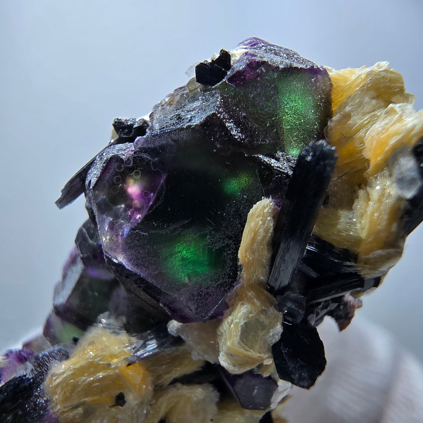 Fluorite fantôme colorée, hyalite, muscovite, tourmaline schol, Erongo, Namibie, 48 x 36 x 24 mm