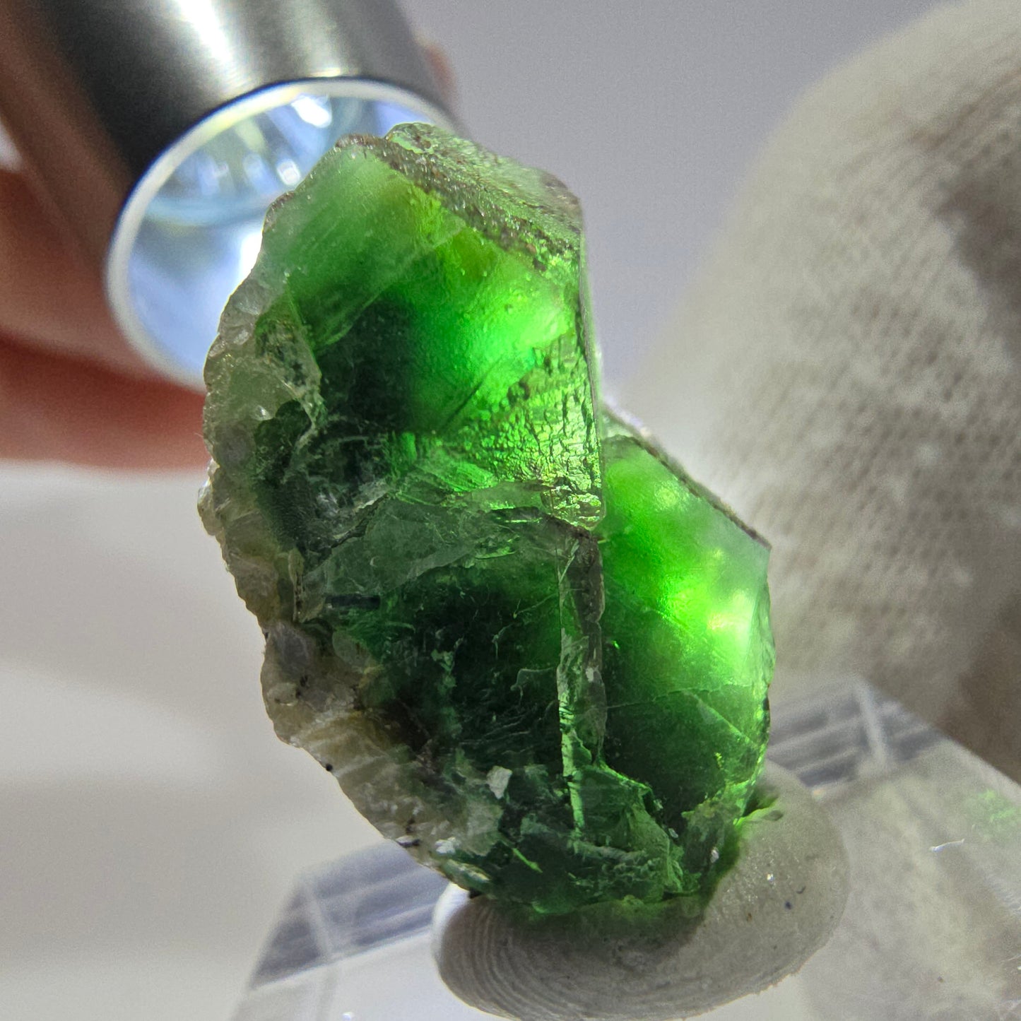Cube de fluorite fantôme zonal, tourmaline muscovite Schorl Erongo Namibie 26 x 23 x 15 mm