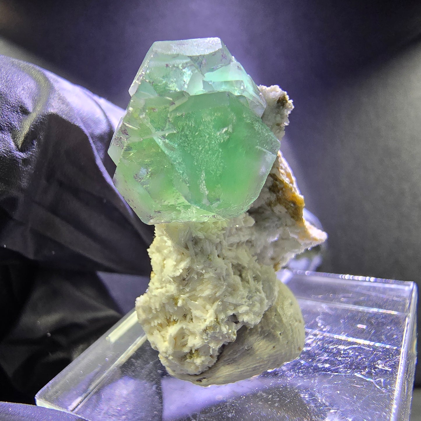 Klare Phantom Fluorit Oktaeder, Muskovit auf Orthoklas 25*18*14mm Erongo Namibia