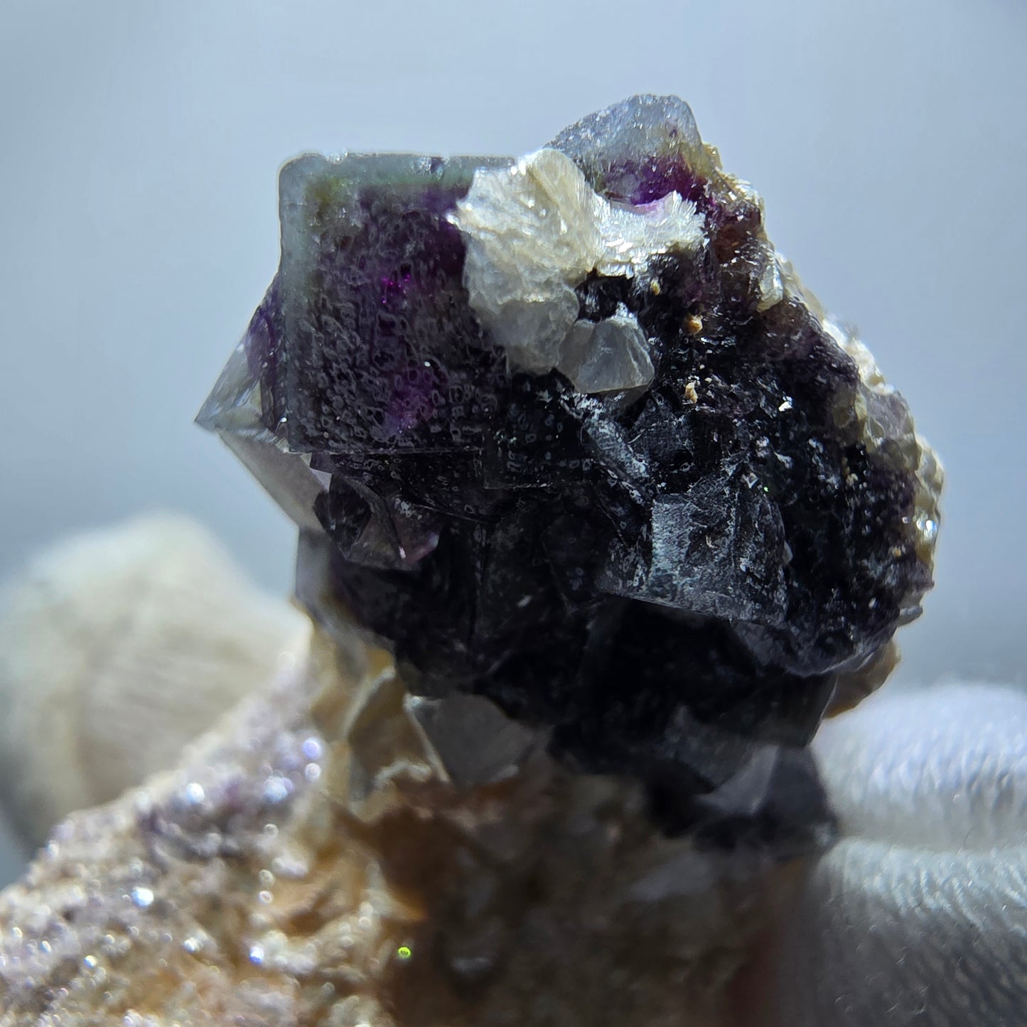 Cubes de fluorite fantôme colorés, spécimen de muscovite, Erongo, Namibie, 49 x 46 x 42 mm