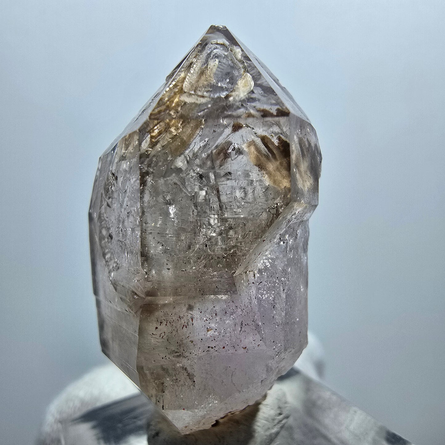 Pointe de sceptre en quartz fumé fantôme transparent, Goboboseb, Namibie, 39 x 23 x 16 mm