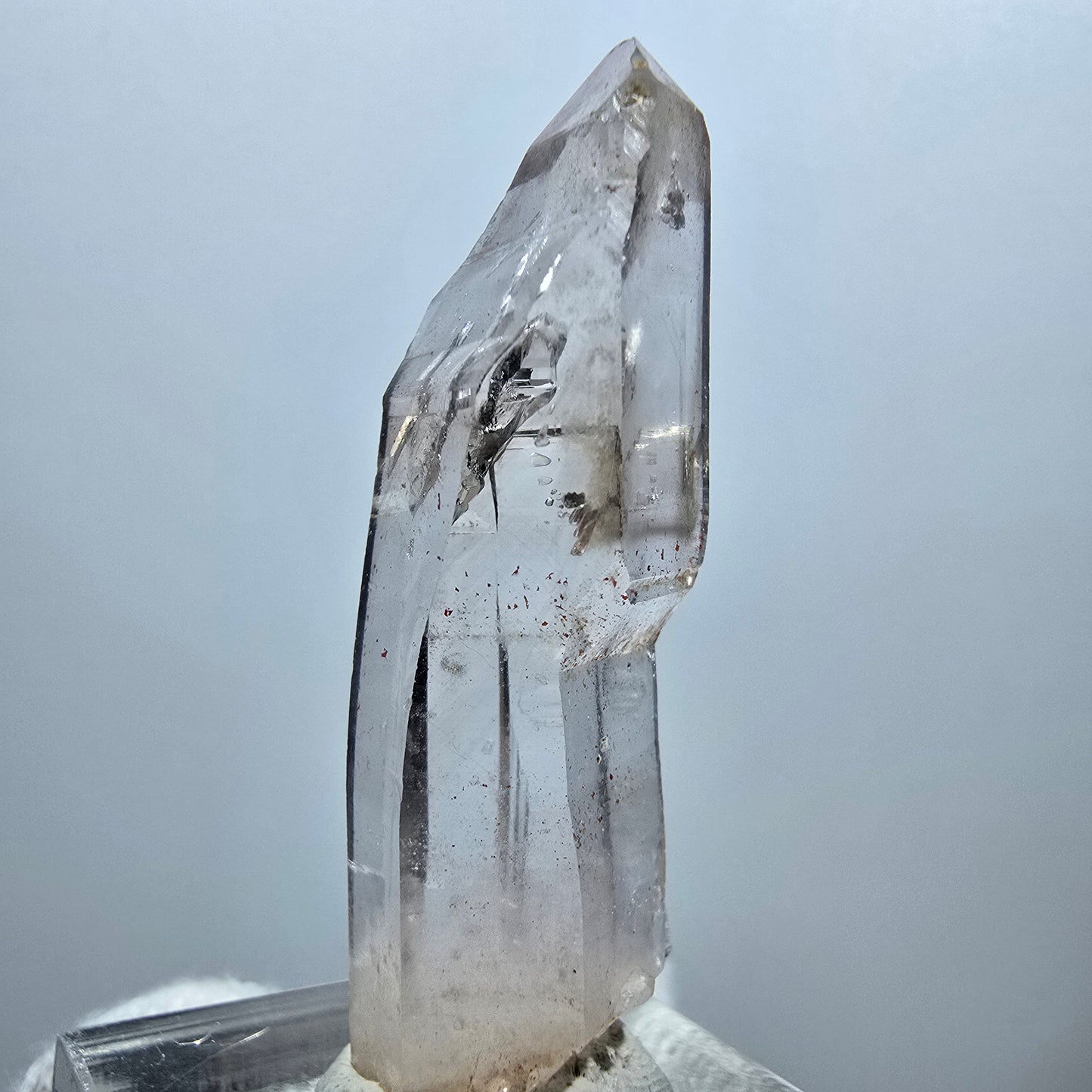 Pointe de sceptre en quartz fumé fantôme transparent, Goboboseb, Namibie, 45 x 11 x 14 mm