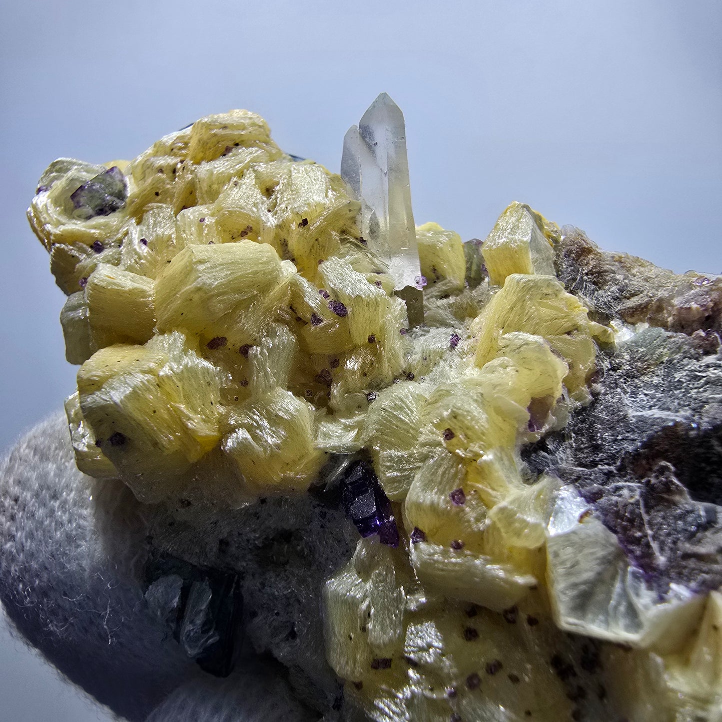Fluorite fantôme, quartz fumé, tourmaline Schörl, hyalite, muscovite Erongo, Namibie 62*43*31mm