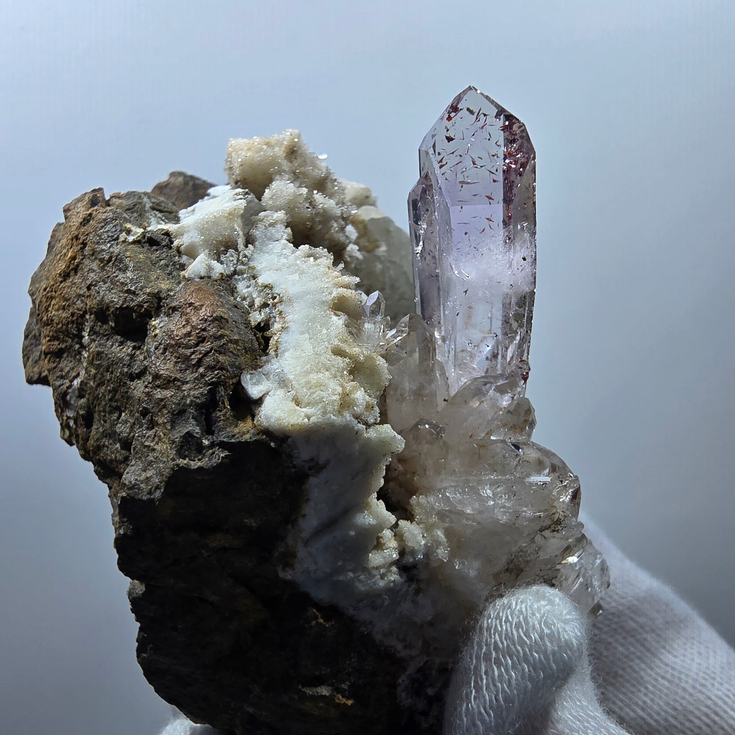 Améthyste Fantôme Harlequin, calcite UV sur matrice Valentine Pocket Gobob. Namibie 78 x 65 x 46 mm